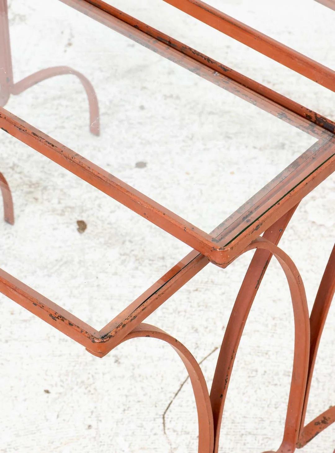 Mid-Century moderno Set Of Mid Century Iron Nesting Tables in vendita