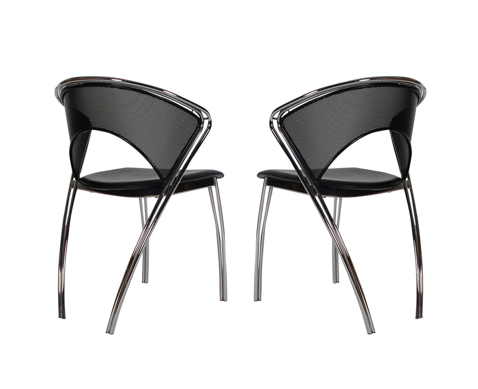 Italiano Set di sedie da pranzo postmoderne in rete nera e cromata del Midcentury italiano in vendita