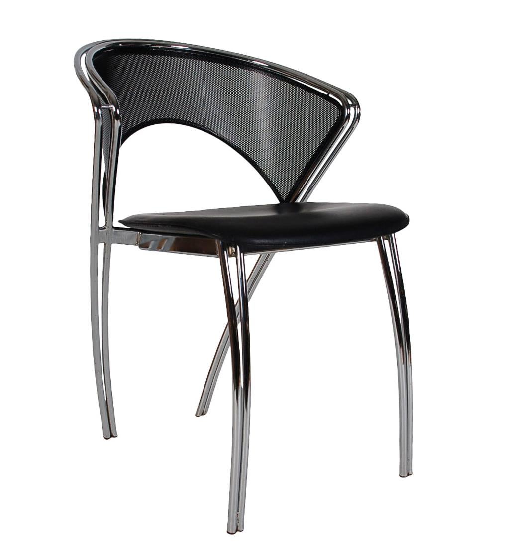 Fine XX secolo Set di sedie da pranzo postmoderne in rete nera e cromata del Midcentury italiano in vendita