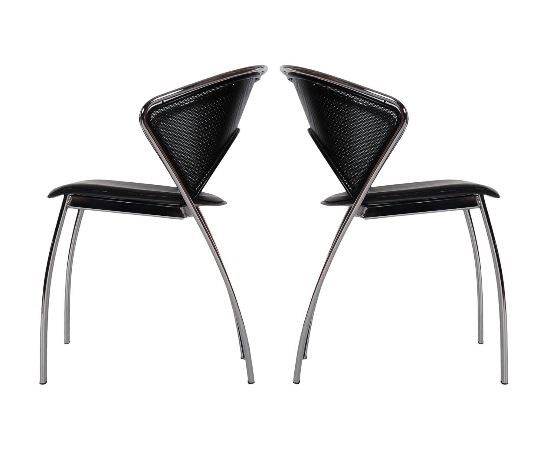 Set of Midcentury Italian Postmodern Black and Chrome Mesh Dining Chairs Set In Good Condition For Sale In Philadelphia, PA