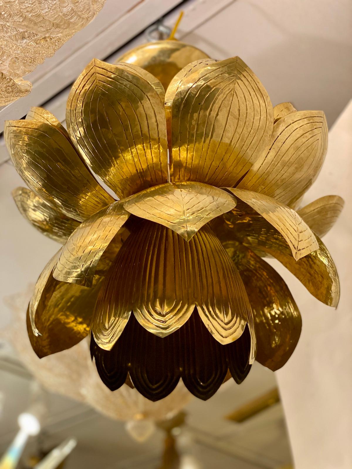 Un ensemble de six luminaires italiens en laiton repoussé à fleur de lotus, datant des années 1960, avec trois lumières intérieures. Vendu à l'unité.

Mesures :
Chute : 17