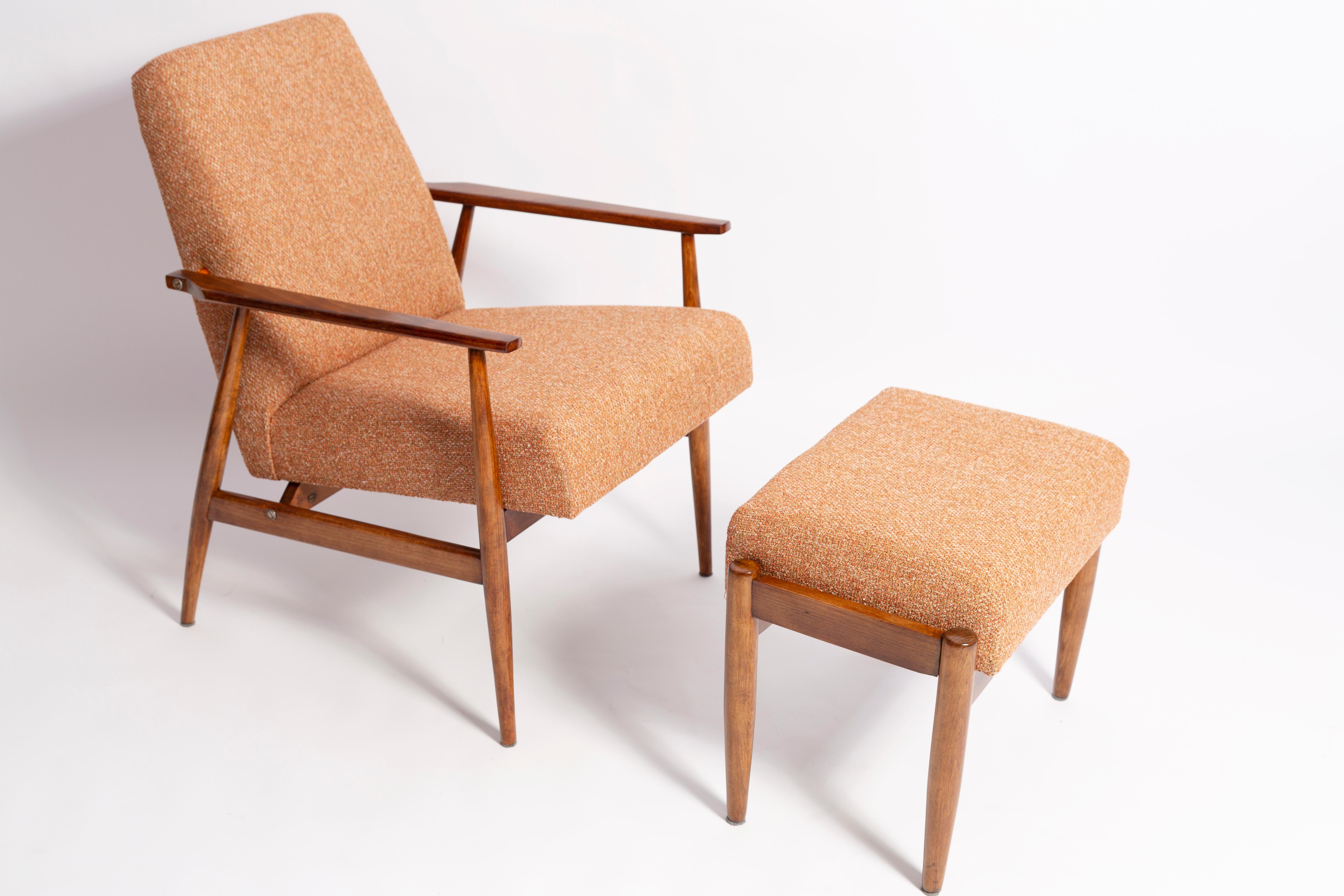 Un beau fauteuil restauré, conçu par Henryk Lis. Meubles après une rénovation complète de la menuiserie et de la tapisserie. Le tissu, qui recouvre le dossier et l'assise, est un revêtement mélangé italien de haute qualité de couleur orange. Le