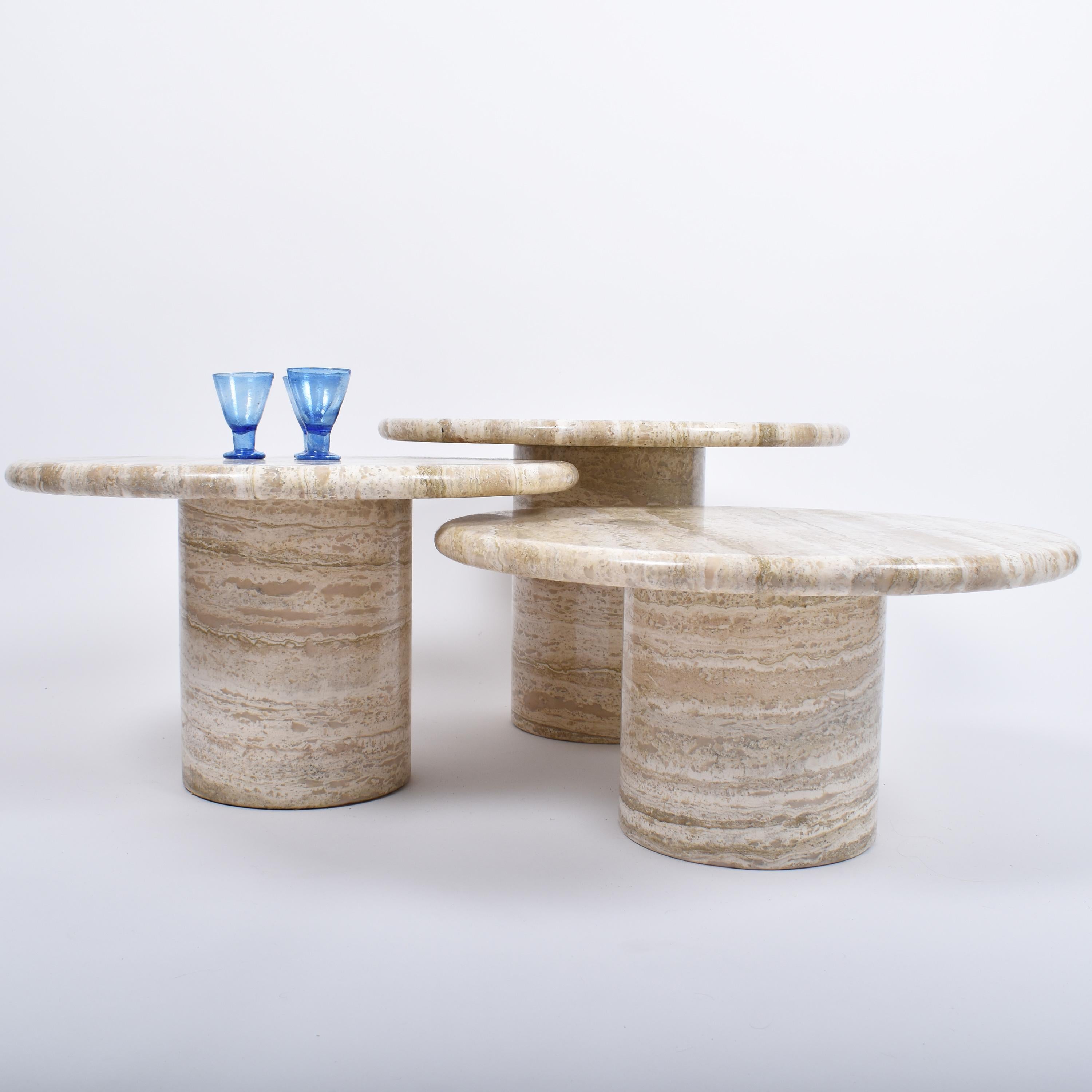 Set of Mid-Century Modern Cream Travertine Round Pedestal Coffee Tables, 1970 4