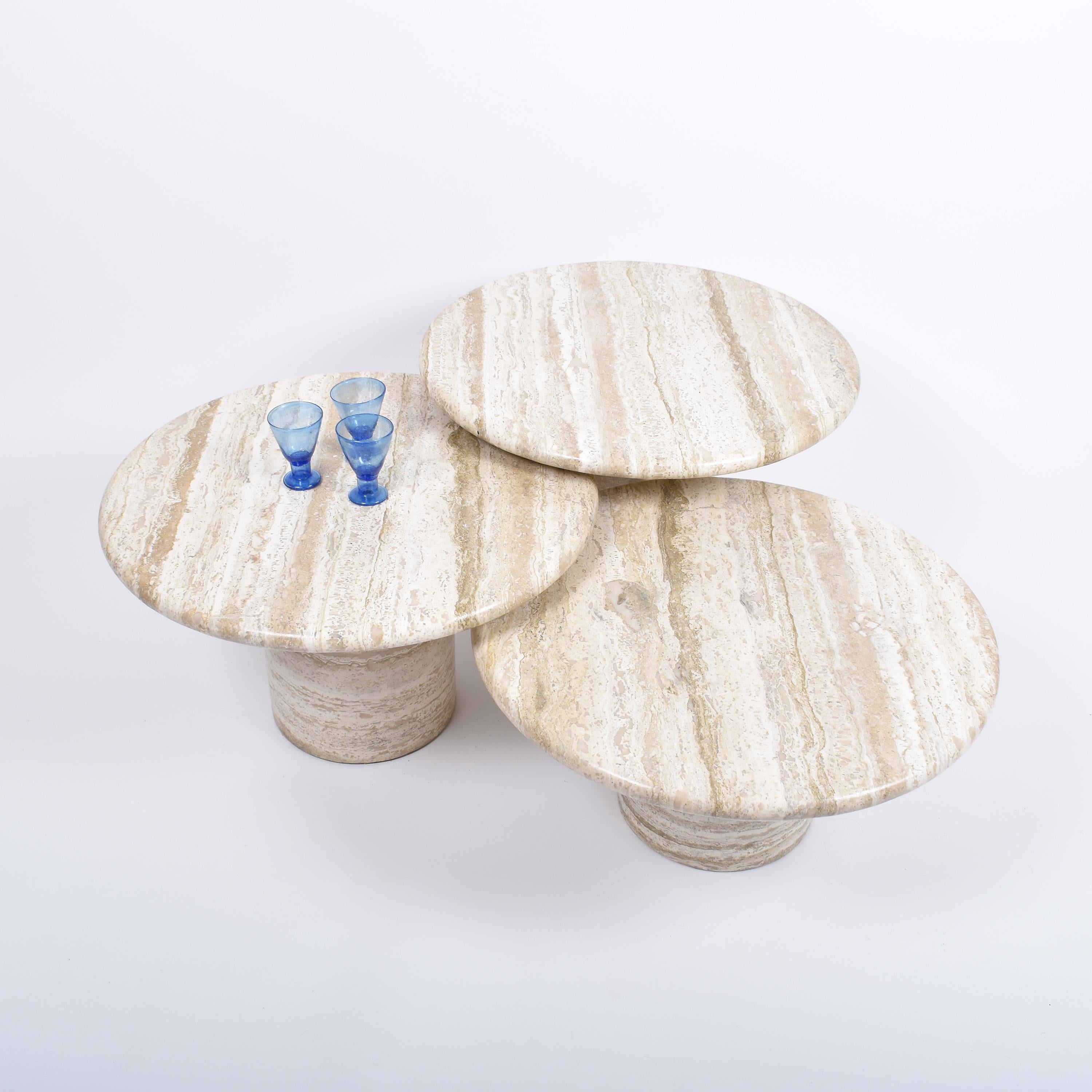 Set of three Mid-Century Modern travertine coffee tables, on round pedestal legs.
These round tables have different heights, allowing a free, creative and even overlapping disposition.
True eye-catcher, the travertine has beautiful lines and is in