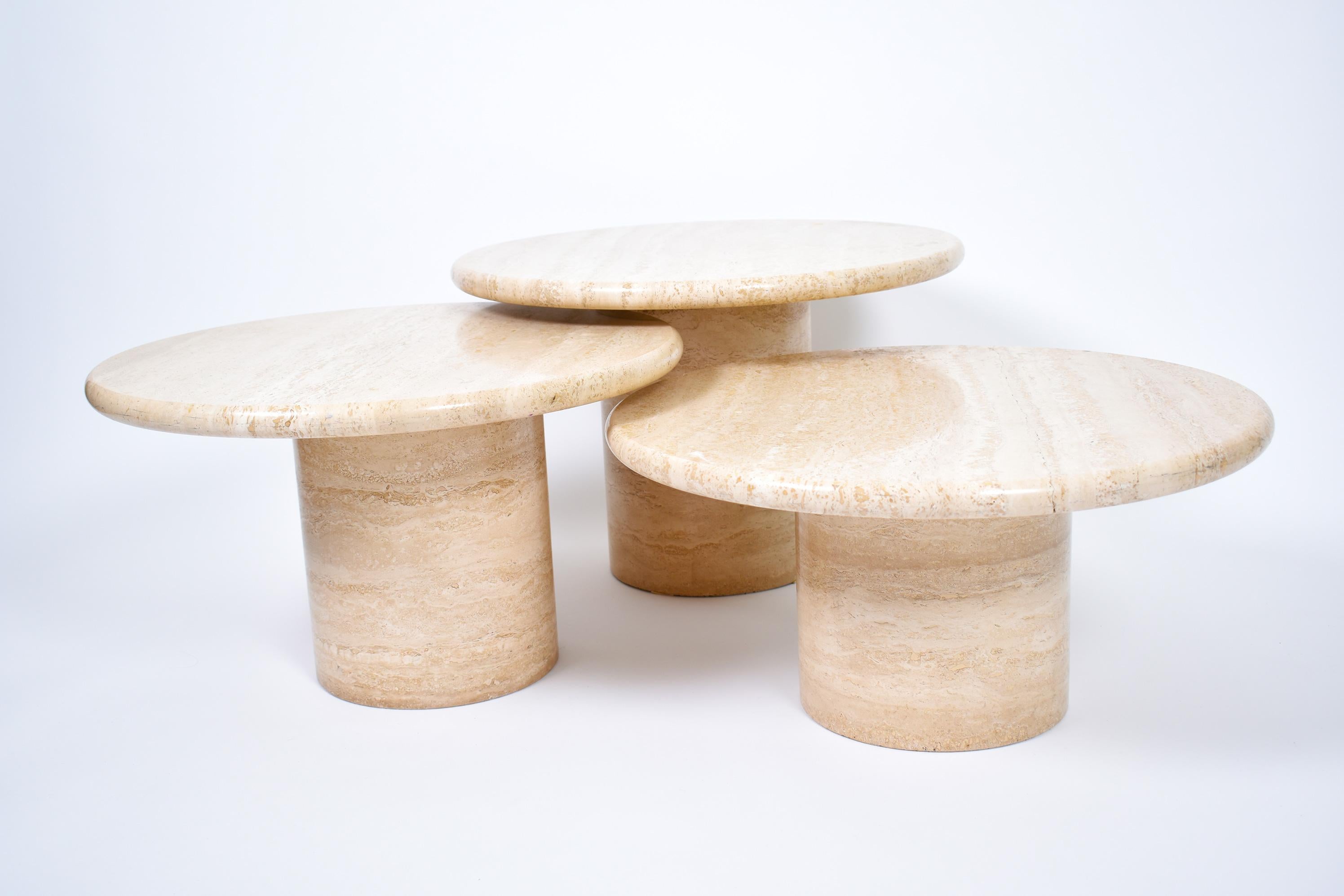 Set of three Mid-Century Modern travertine coffee tables, on round pedestal legs.

These round tables have different heights, allowing a free, creative and even overlapping disposition.
True eye-catcher, the travertine has beautiful lines and is