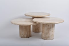 Ensemble de tables basses rondes à piédestal en travertin de couleur crème:: 1970