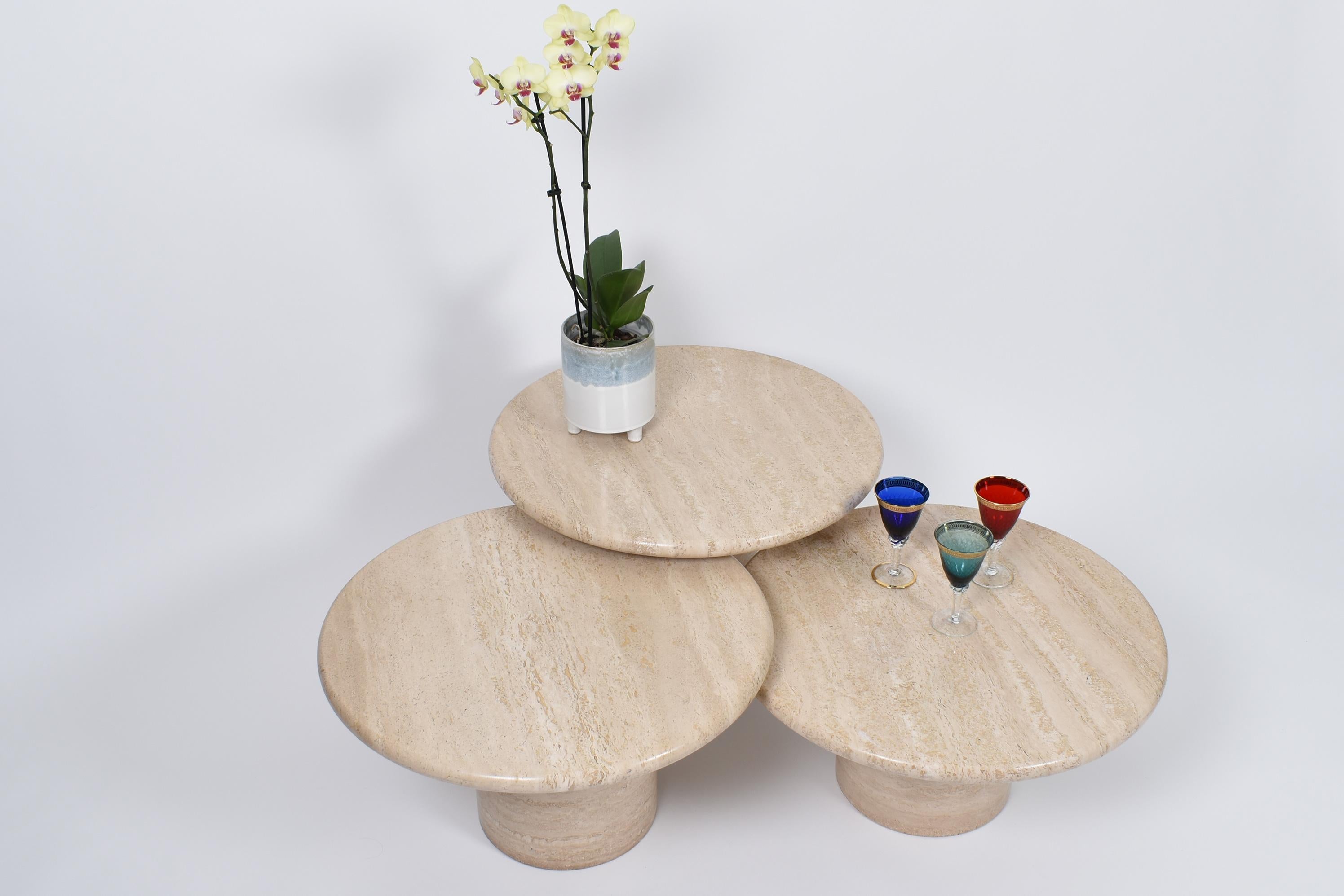 Set of Mid-Century Modern Cream Travertine Round Pedestal Coffee Tables, 1970 In Good Condition In Le Grand-Saconnex, CH