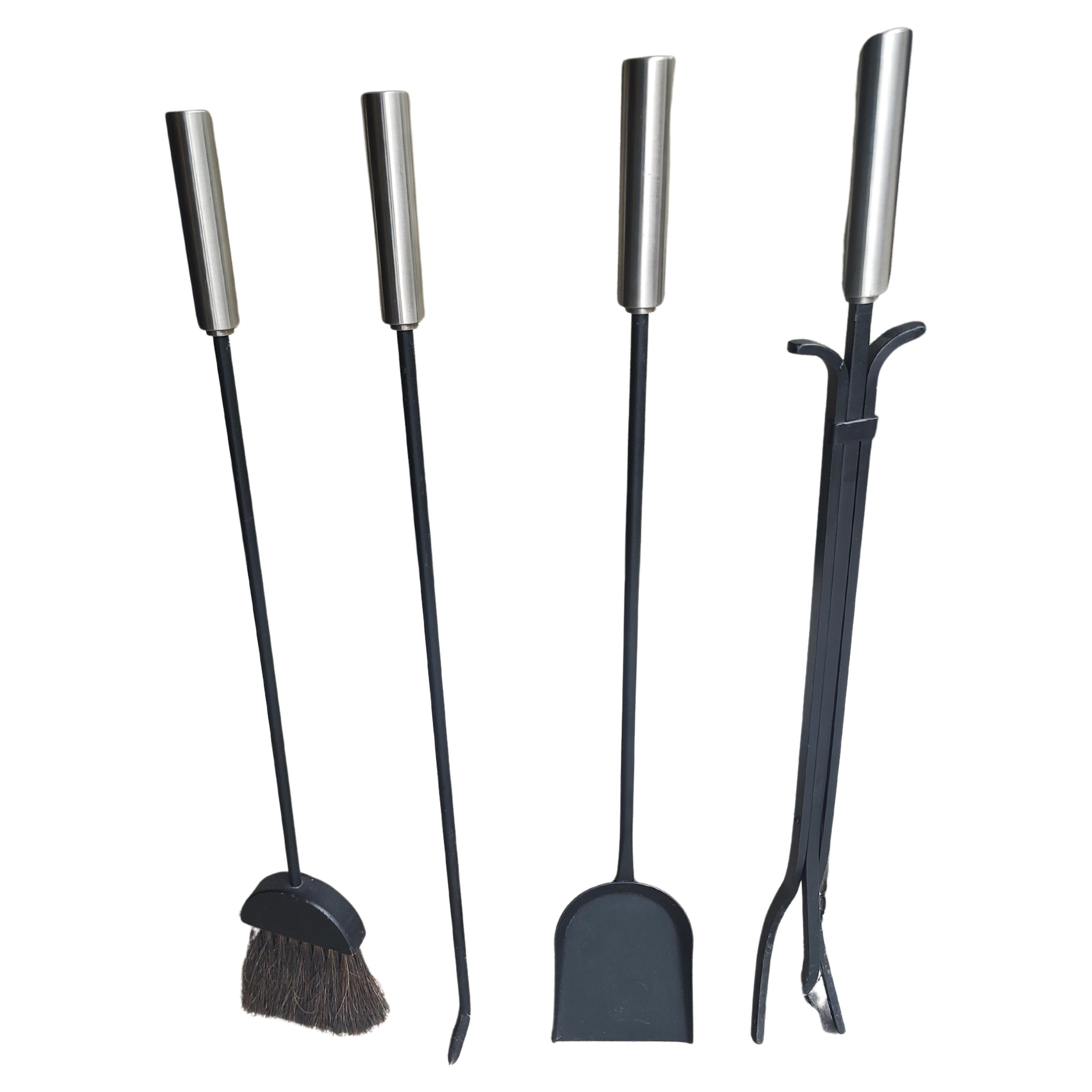 Juego de utensilios para chimenea modernos de mediados de siglo con portavasos atribuido a Albrizzi Italiano en venta
