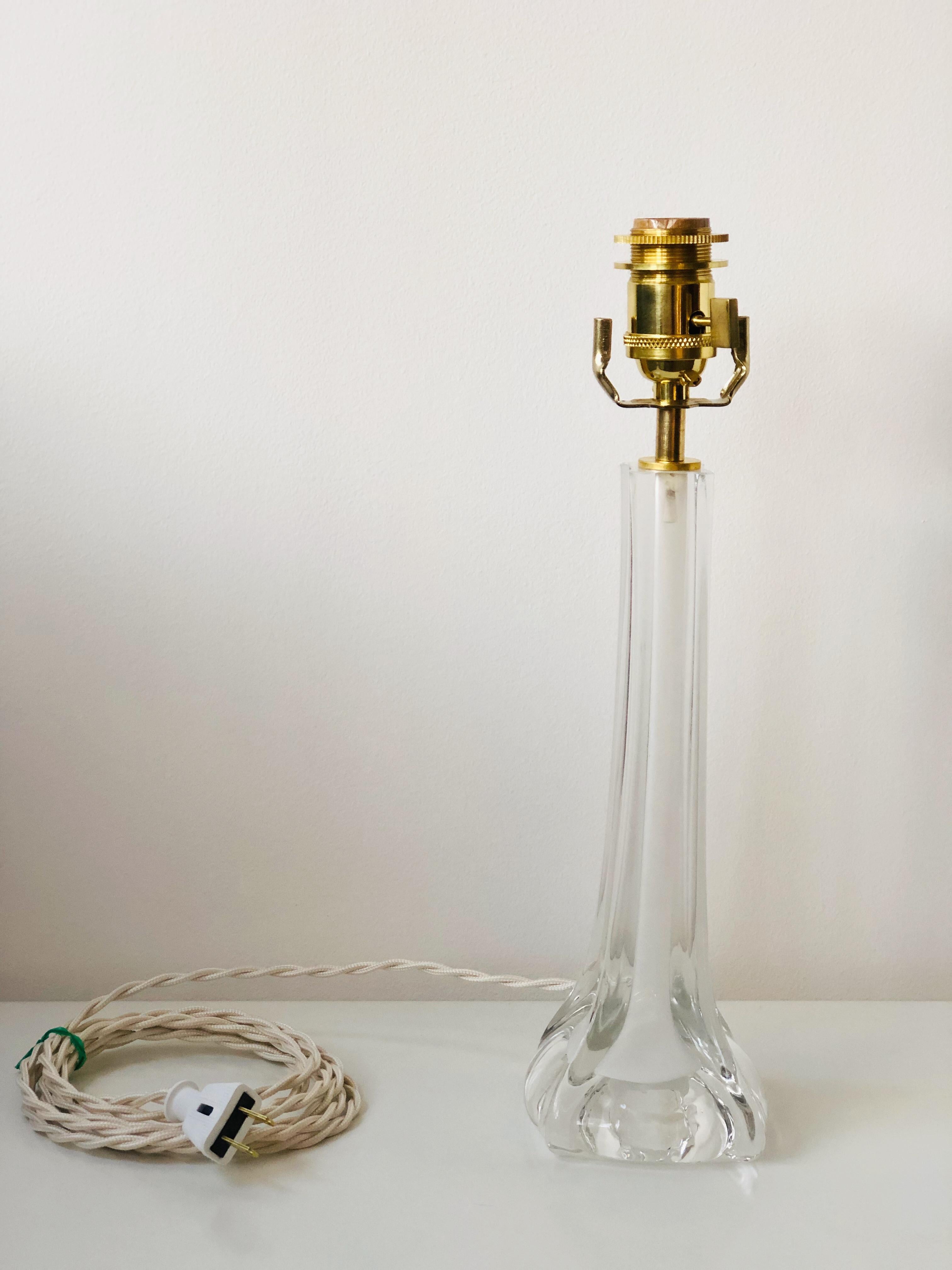 A set of two elegant Swedish Mid-Century Modern Sommerso style table lamps in hour glass form. Two-tone glass in white and clear glass in Murano Sommerso style. Pieces of art glass! 1950s.
Design by Swedish Flygsfors' Paul Kedelv and part of his