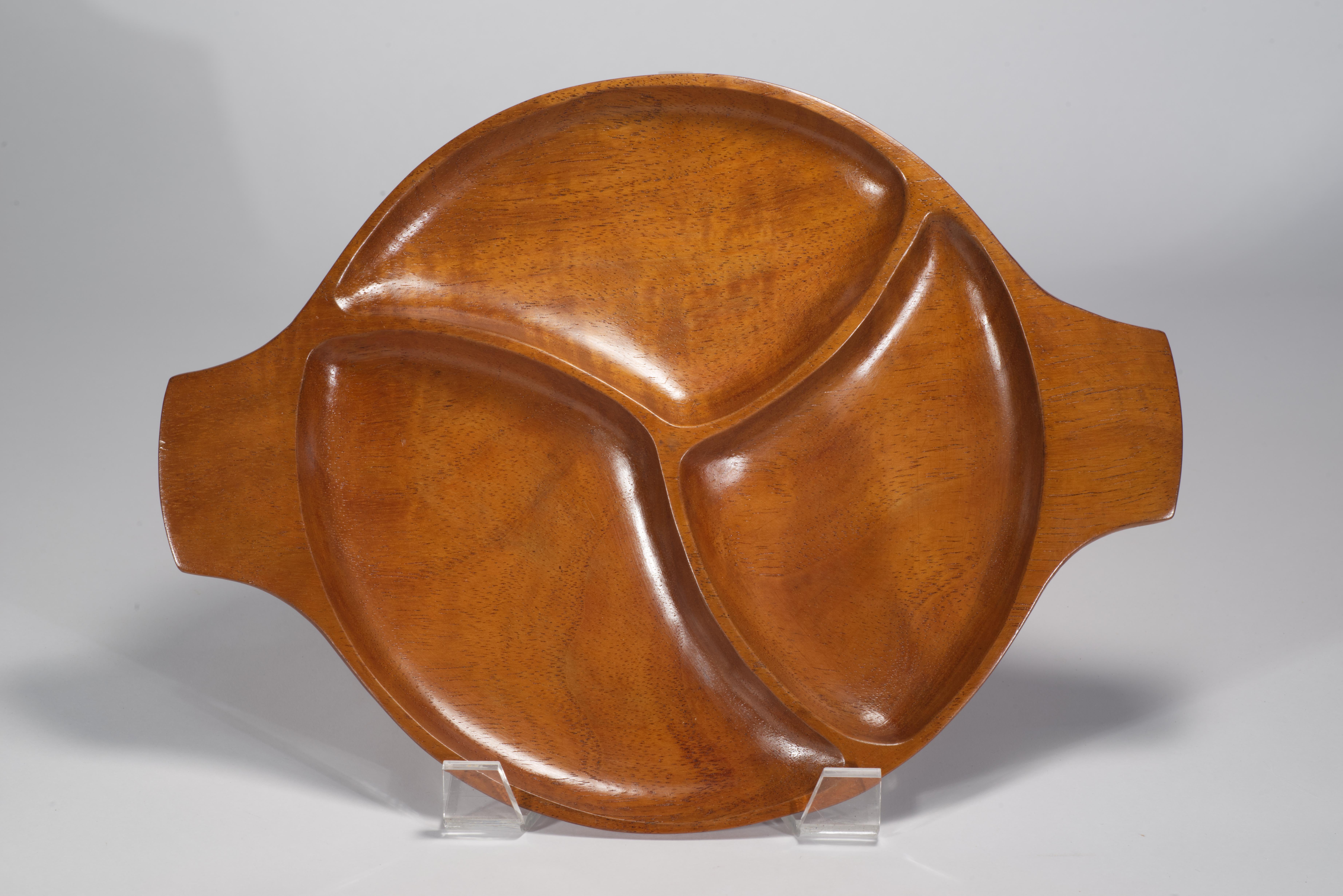  Il set vintage di due vassoi rotondi in legno intagliati a mano e divisi è caratterizzato da una forma modernista e da motivi grafici delle venature del legno con una gamma tonale naturale. Le maniglie grafiche gemelle si contrappongono agli