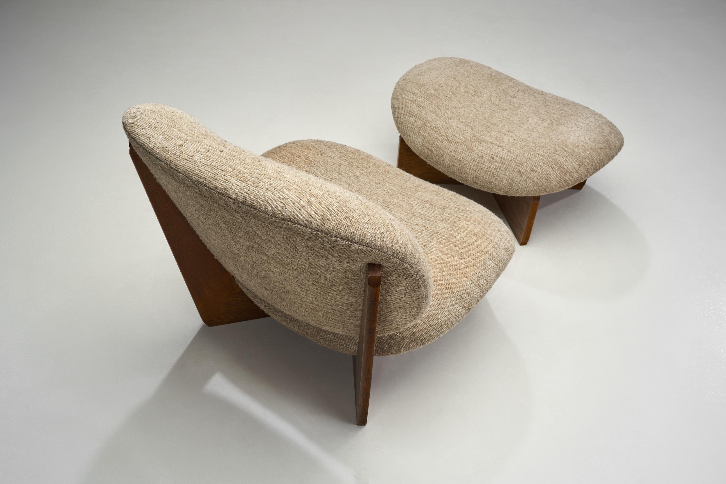 Set of Mid-Century Modern Lounge Chairs and Footstool, Europe Late 20th Century For Sale 5