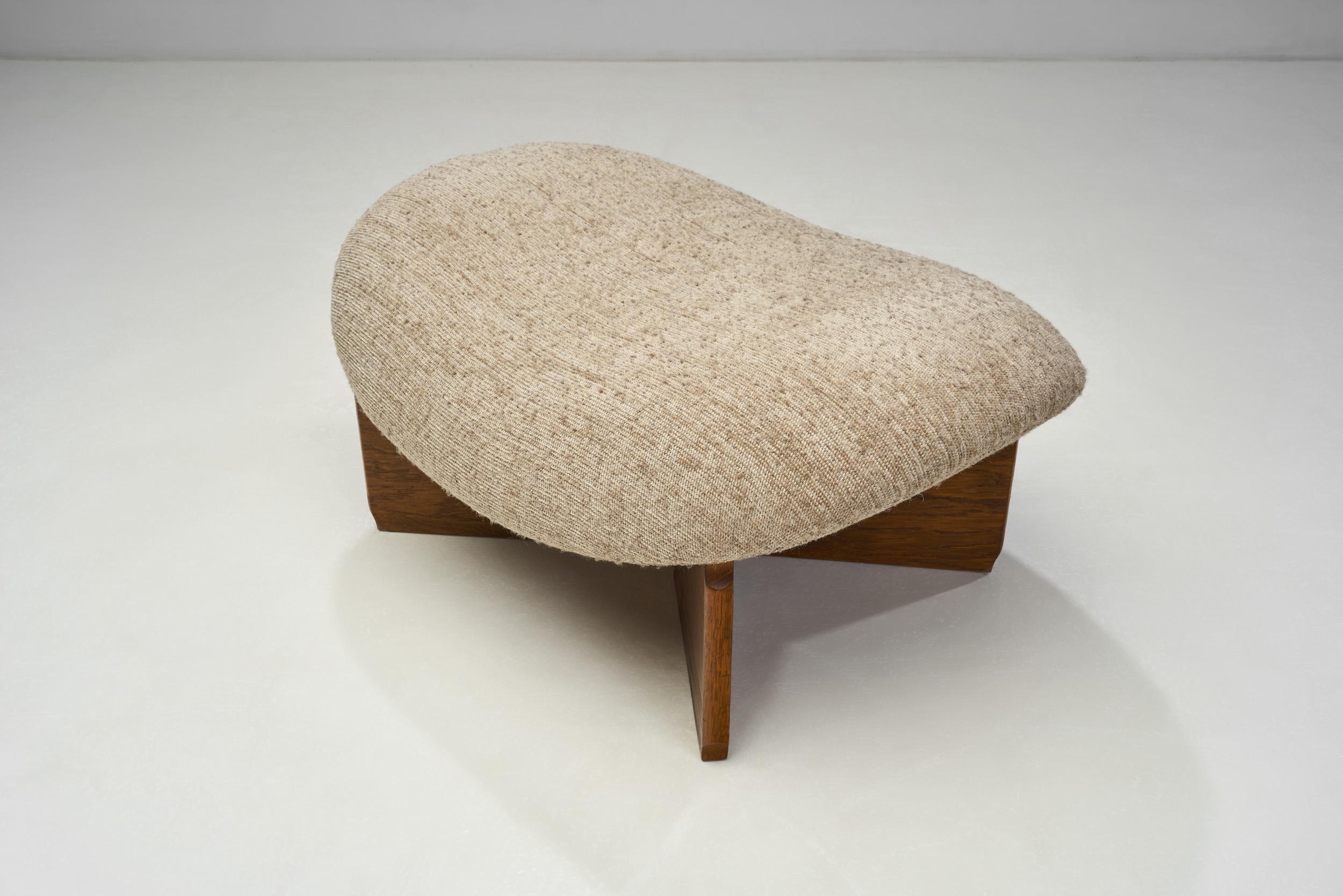 Set of Mid-Century Modern Lounge Chairs and Footstool, Europe Late 20th Century For Sale 10
