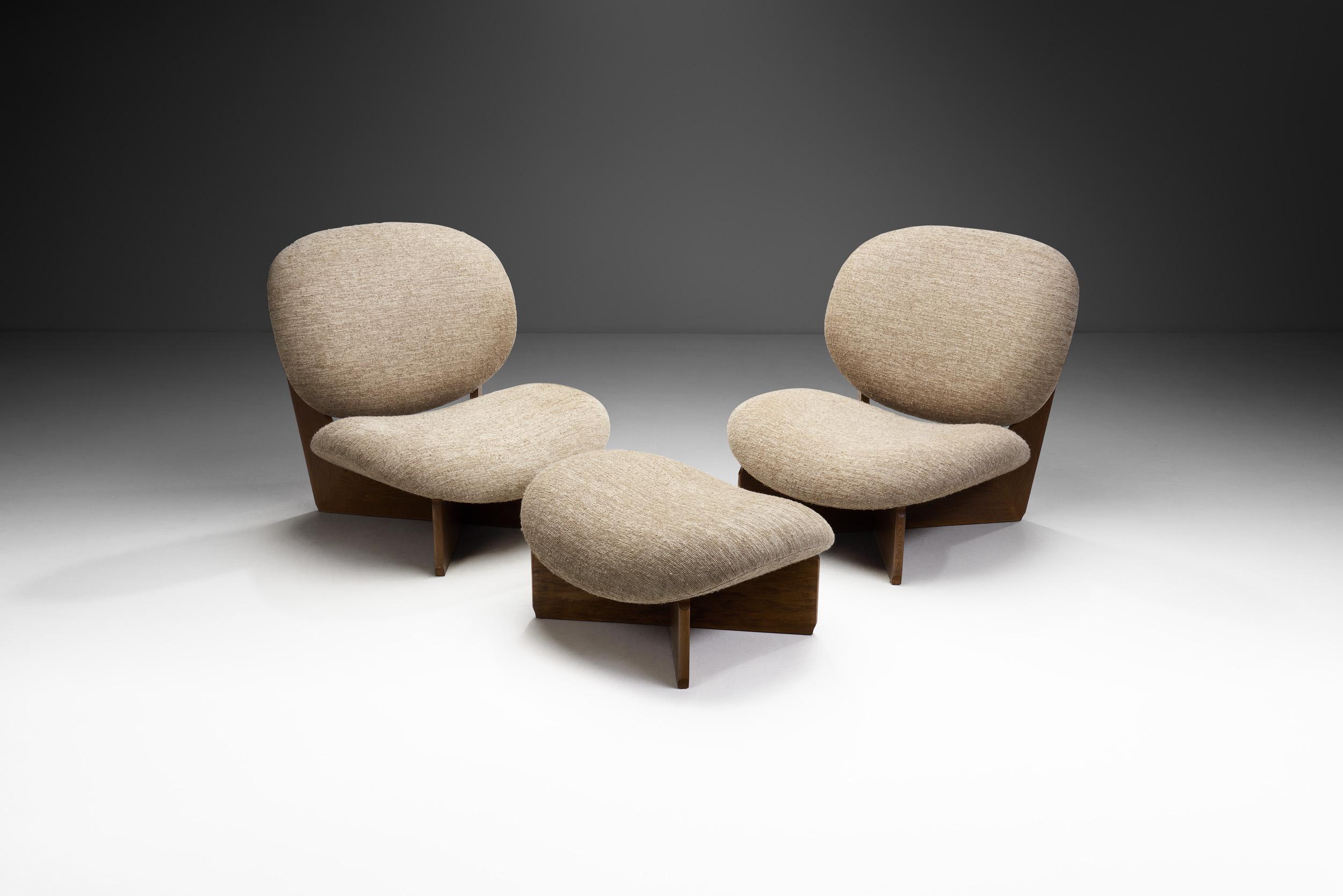 Set of Mid-Century Modern Lounge Chairs and Footstool, Europe Late 20th Century In Good Condition For Sale In Utrecht, NL