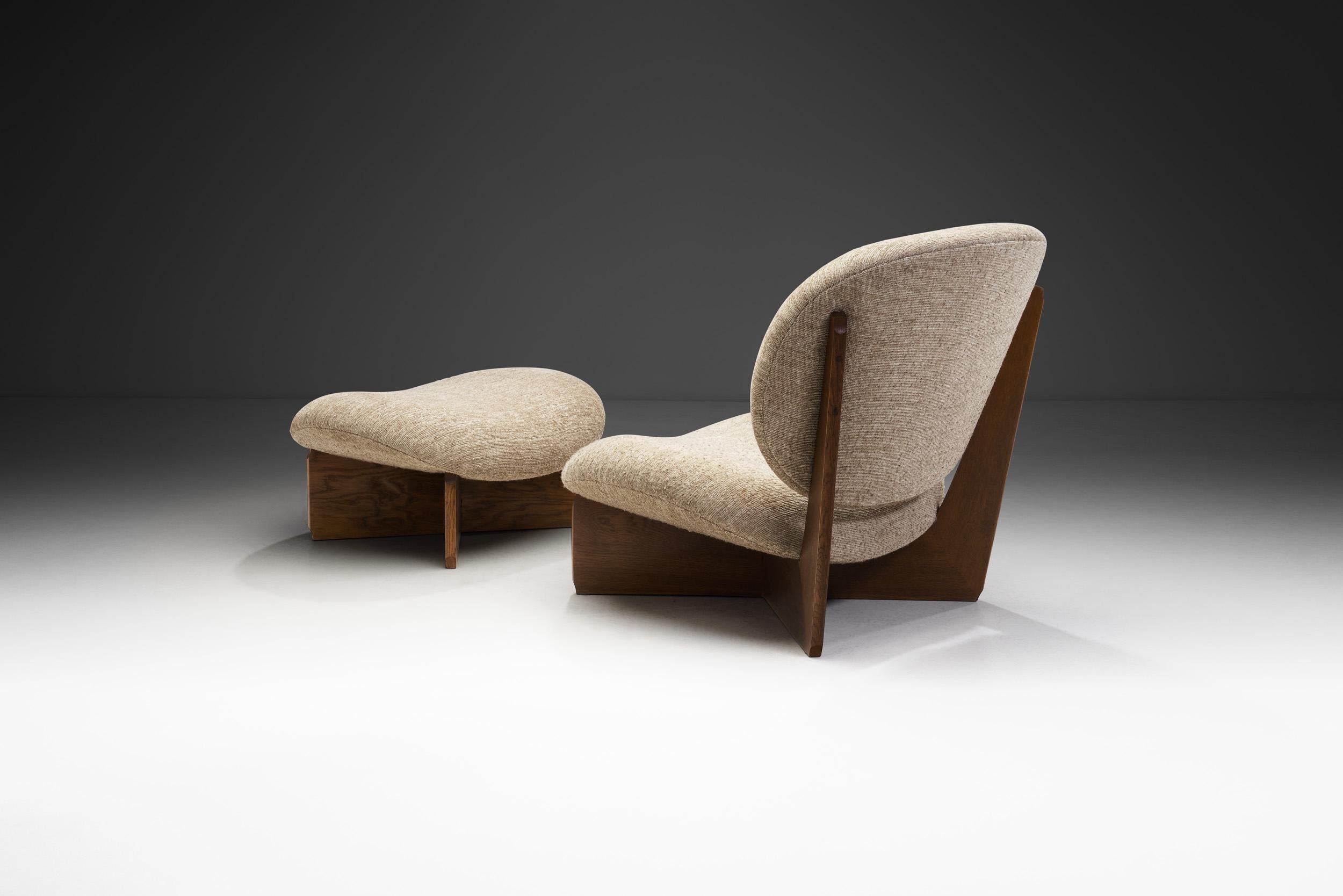 Set of Mid-Century Modern Lounge Chairs and Footstool, Europe Late 20th Century For Sale 1