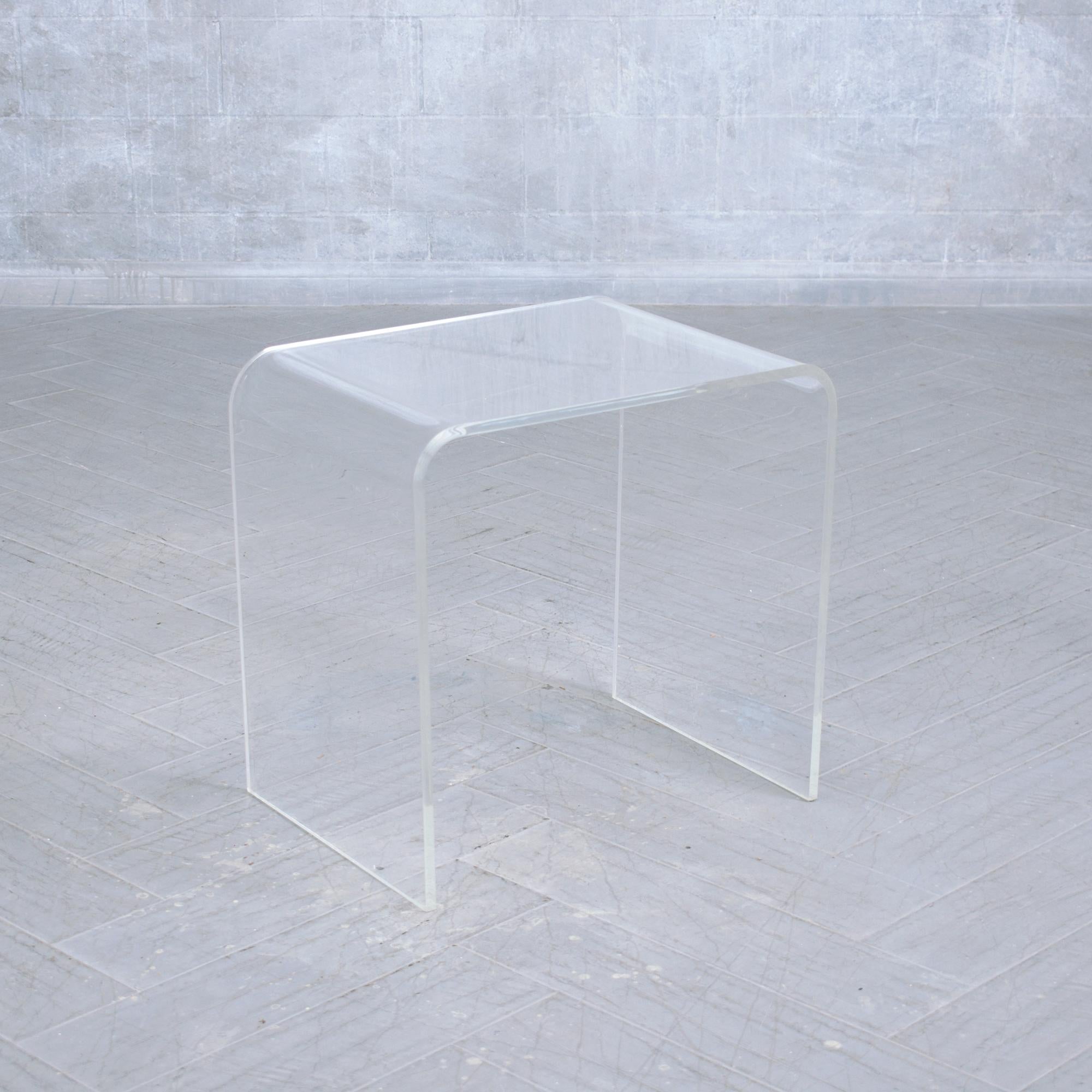 Set of Mid-Century Modern Lucite Nesting Tables For Sale 3
