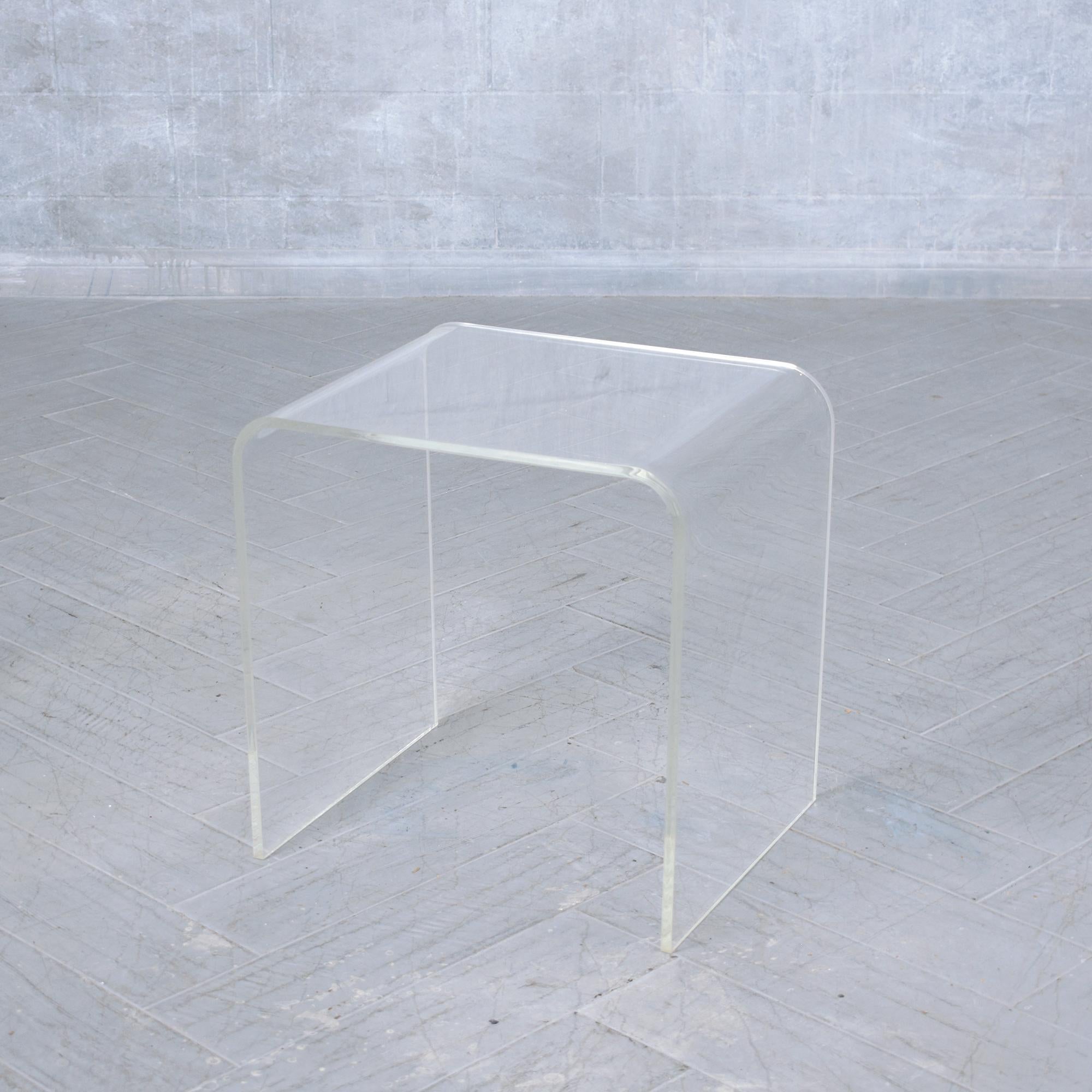 Set of Mid-Century Modern Lucite Nesting Tables For Sale 4