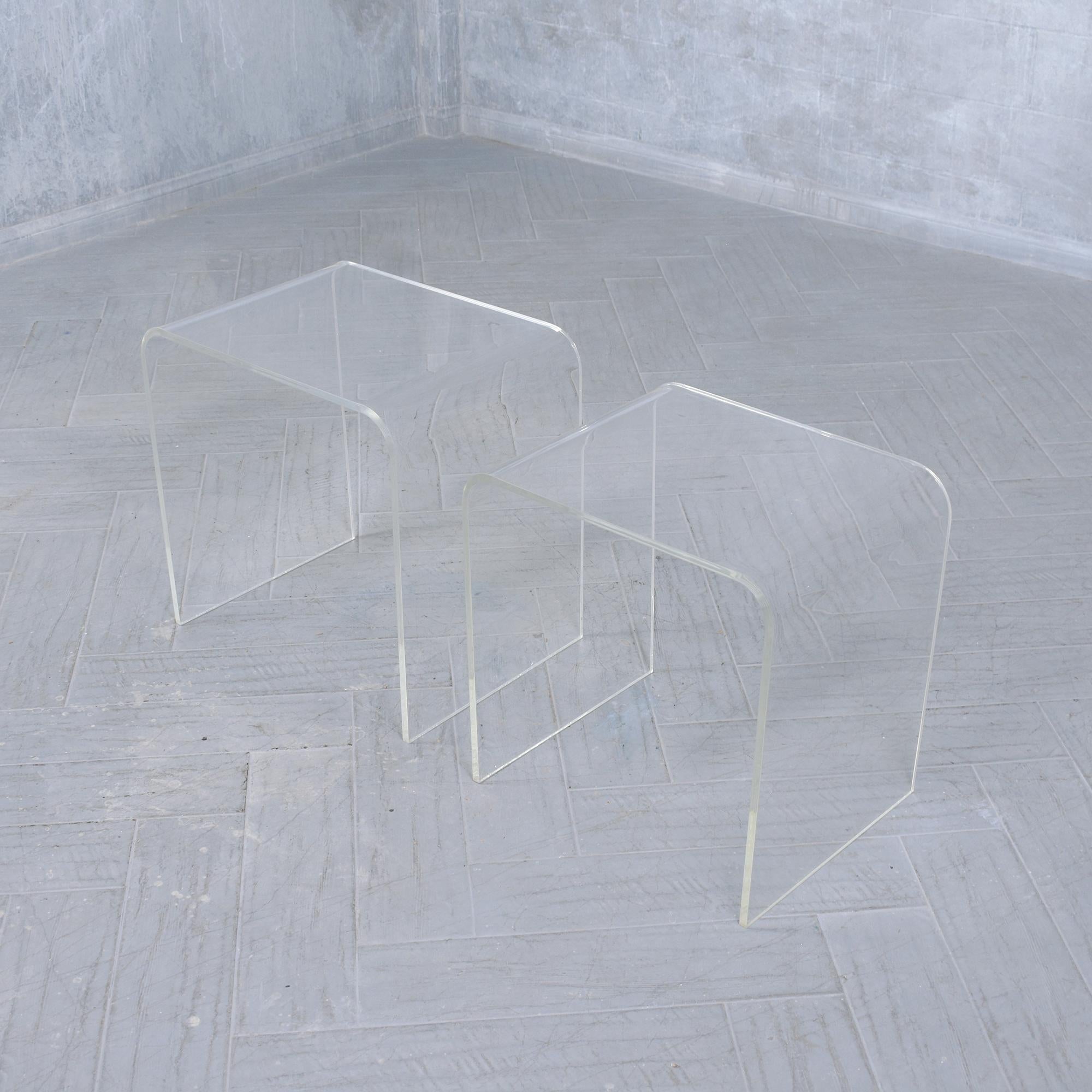 Set of Mid-Century Modern Lucite Nesting Tables In Good Condition For Sale In Los Angeles, CA