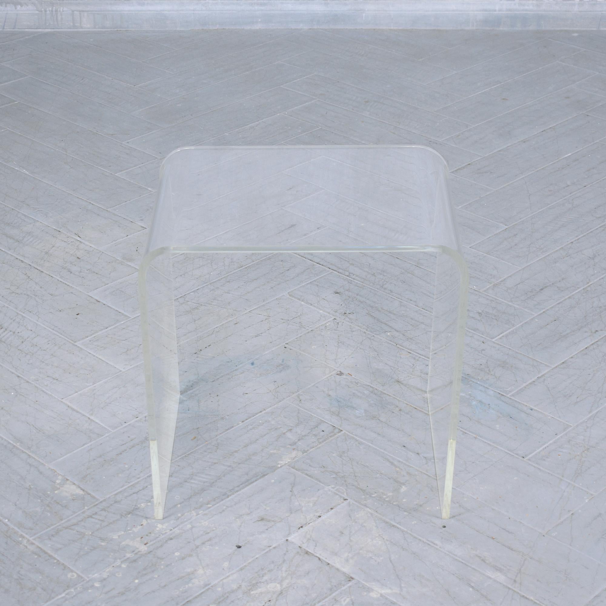 Set of Mid-Century Modern Lucite Nesting Tables For Sale 2