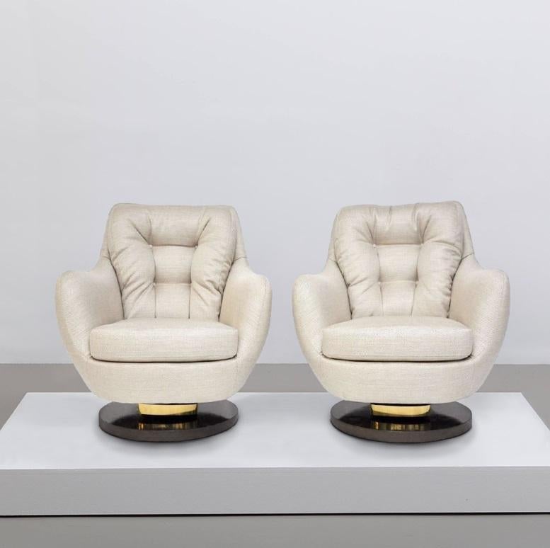 Erstaunliches Paar schaukelnder Lounge-Drehstühle, entworfen von Milo Baughman für Thayer Coggin, ca. 1960er Jahre. Die Stühle haben ein extrem detailliertes Design, etwas, das nur Milo Baughman zu fertigen gewagt hätte, und das seine Arbeitsmethode