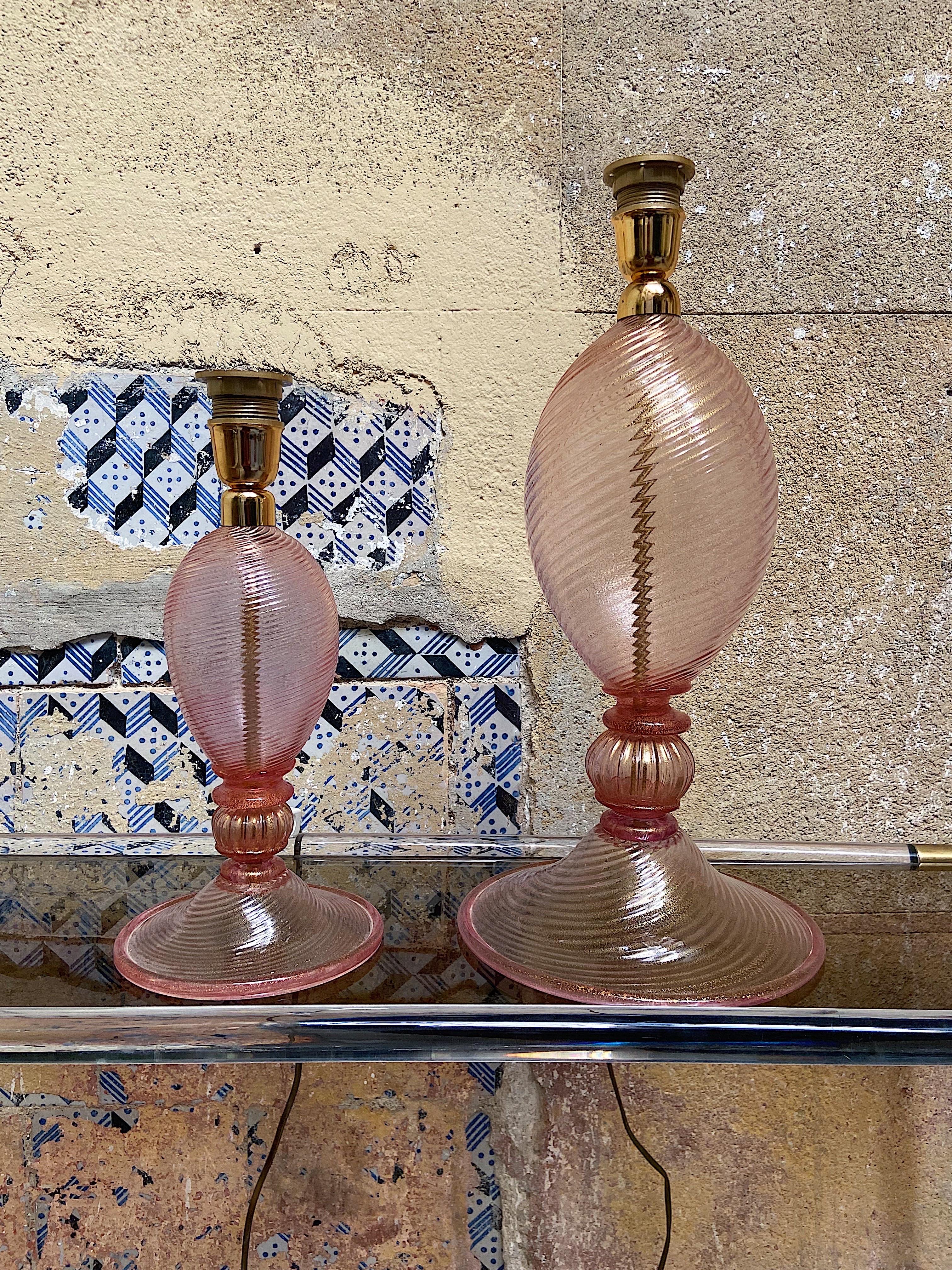 Set von rosa Murano 1950s Tischleuchten zugeschrieben Seguso. 
Die Lampenschirme sind nicht enthalten. 
Höhe große Leuchte: 50 cm / Durchmesser ca: 25 cm 
Höhe kleinere Leuchte: 35 cm / Durchmesser ca : 17 cm.