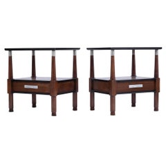 Paire de tables de nuit en noyer de style mi-siècle moderne