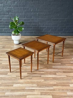 Ensemble de tables gigognes sophistiquées mi-siècle modernes avec accents en laiton