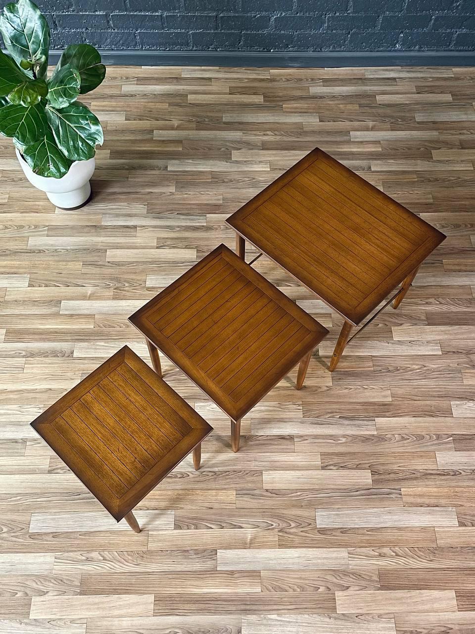 Set of Mid-Century Modern “Sophisticate” Nesting Tables w/ Brass Accents In Good Condition For Sale In Los Angeles, CA