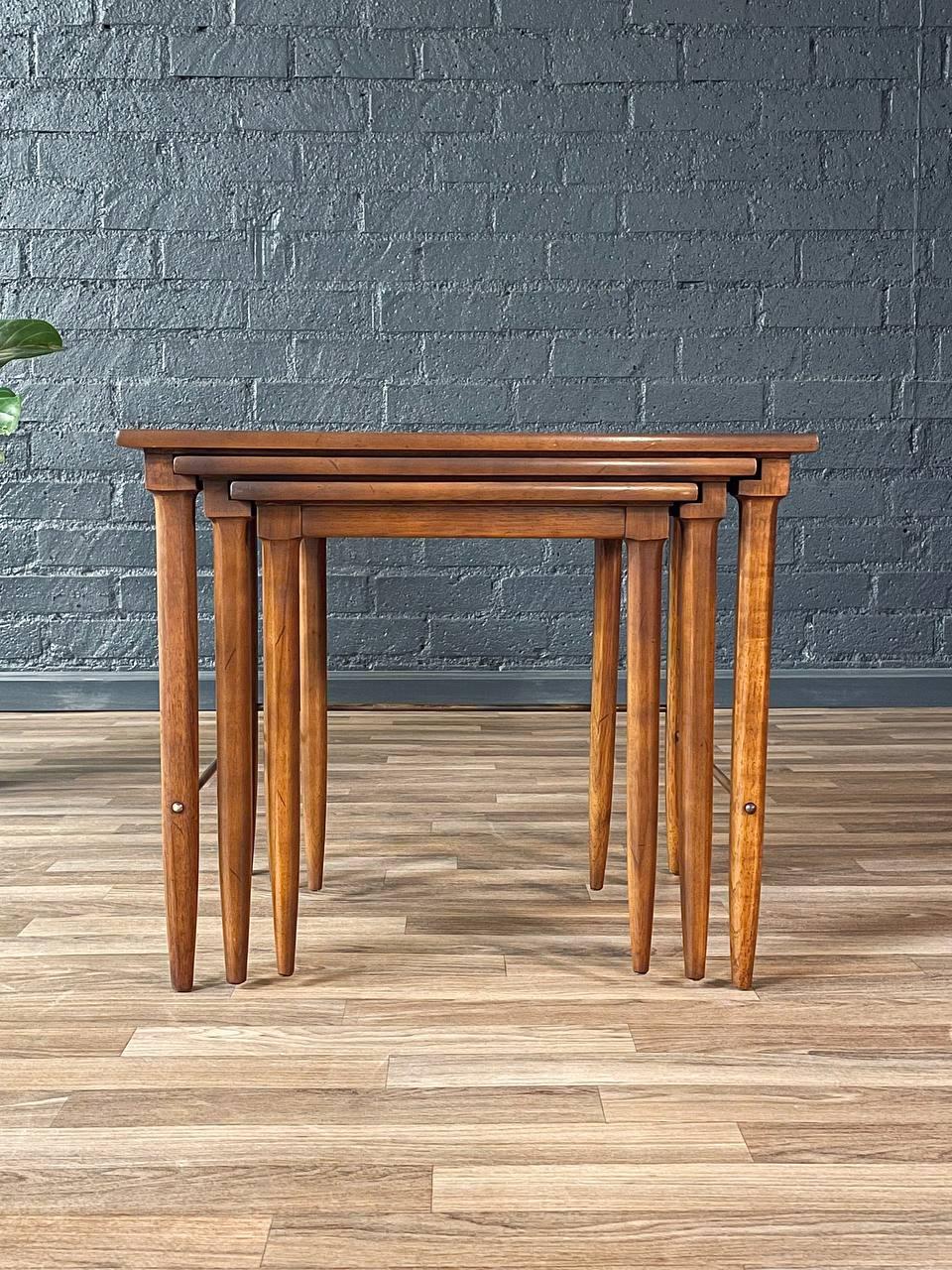 Set of Mid-Century Modern “Sophisticate” Nesting Tables w/ Brass Accents For Sale 2