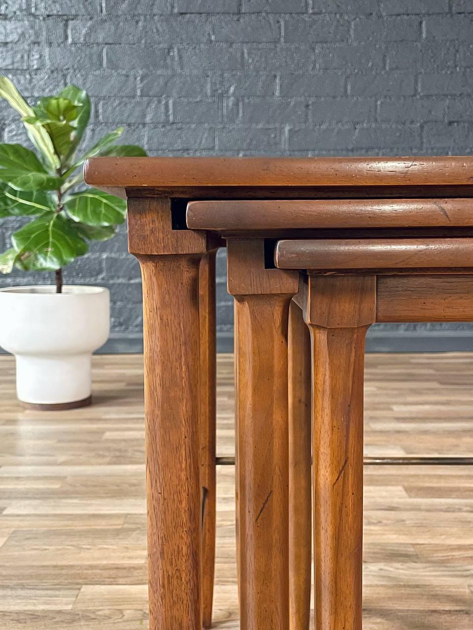 Set of Mid-Century Modern “Sophisticate” Nesting Tables w/ Brass Accents For Sale 3