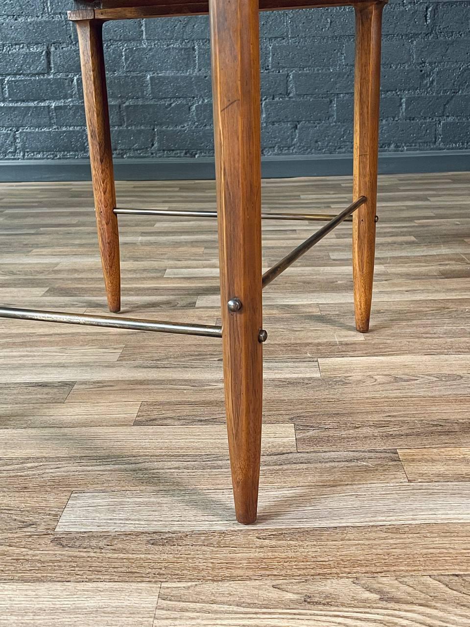 Set of Mid-Century Modern “Sophisticate” Nesting Tables w/ Brass Accents For Sale 4