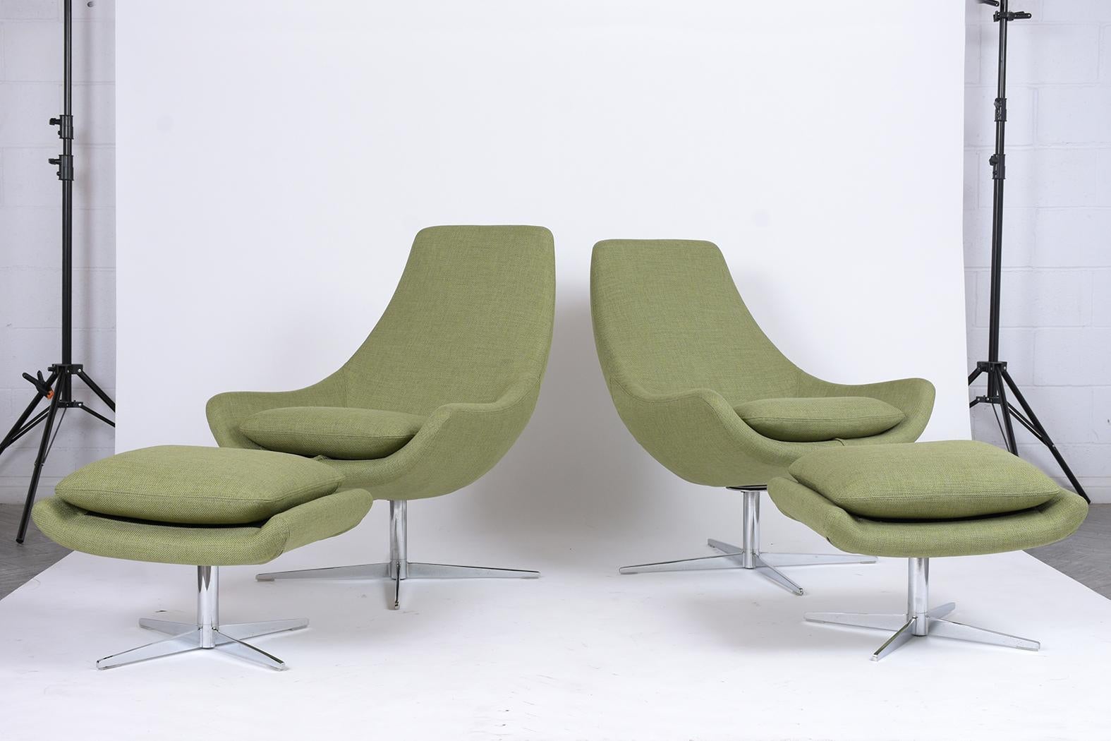 Dieses Paar Drehstühle aus den 1970er Jahren wurde fachgerecht restauriert:: mit hellgrünem Stoff mit Steppstichdetails neu bezogen und mit bequemen neuen Schaumstoffkissen ausgestattet. Dieses elegante Paar moderner Loungesessel wird mit zwei