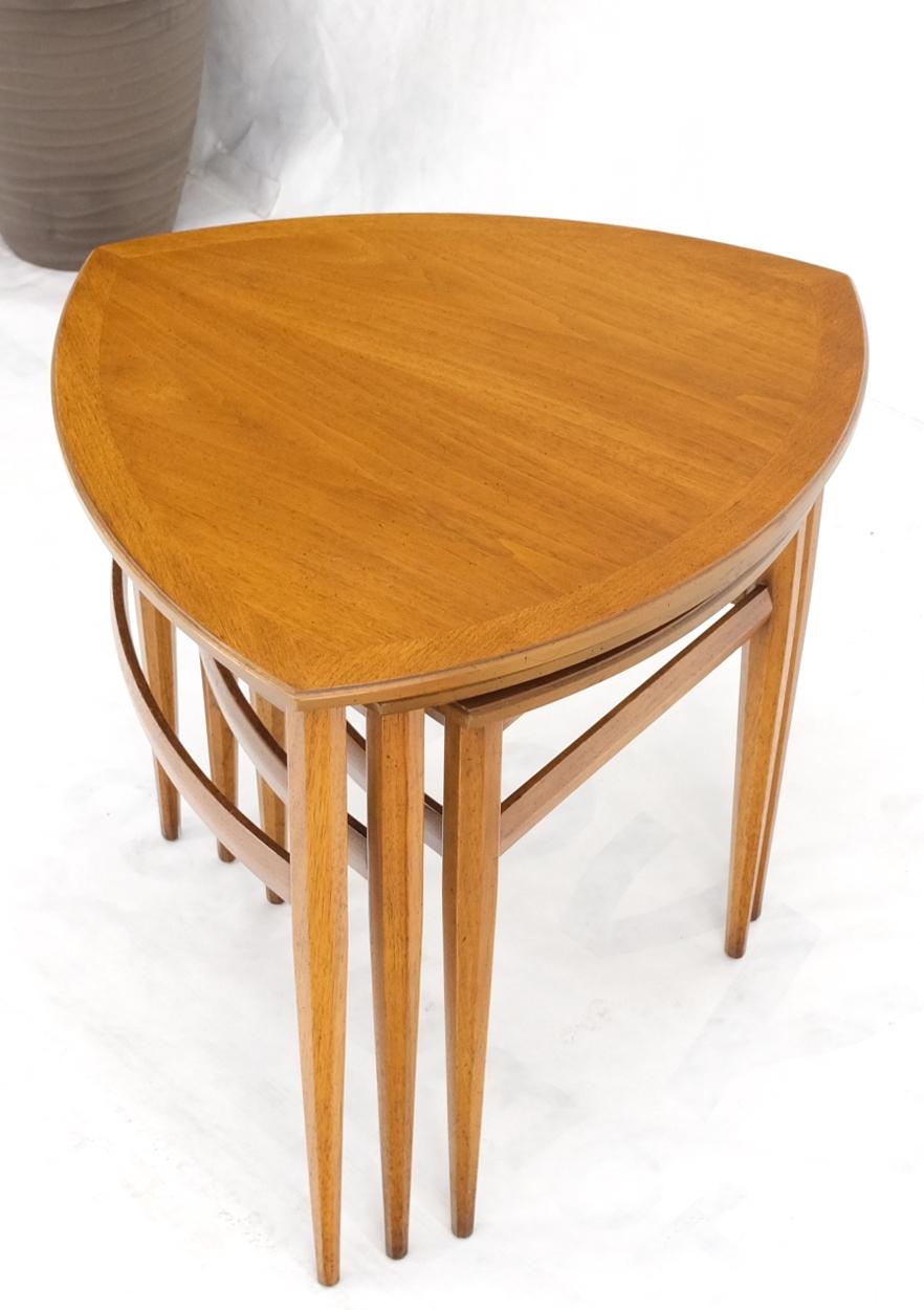 Set of Mid-Century Modern Three Rounded Triangle Shape Nesting Stacking Tables In Good Condition For Sale In Rockaway, NJ