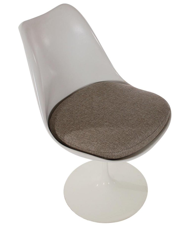 Set of MidCentury Modern Tulip Swivel Dining Chairs by Eero Saarinen