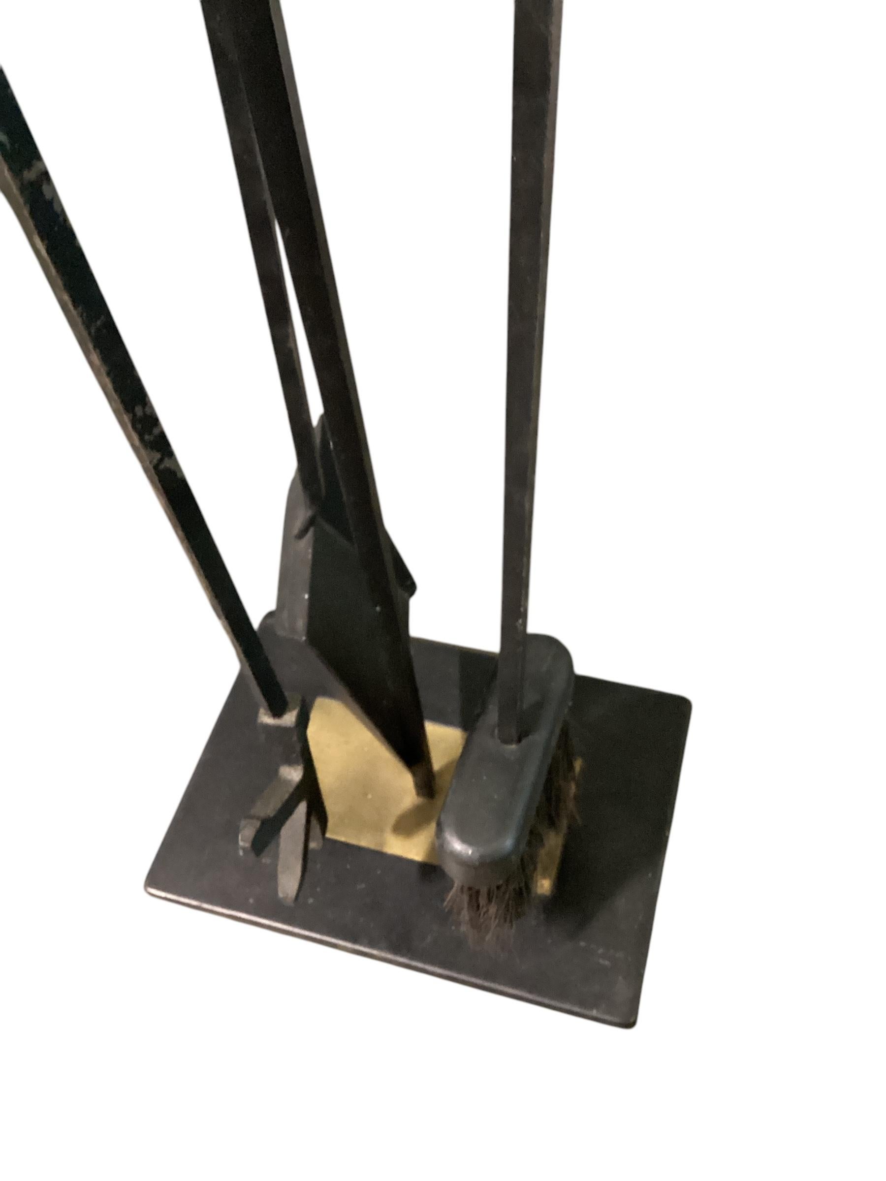 Mid-Century moderno Set di strumenti per caminetto in ottone e ferro della metà del secolo scorso in vendita