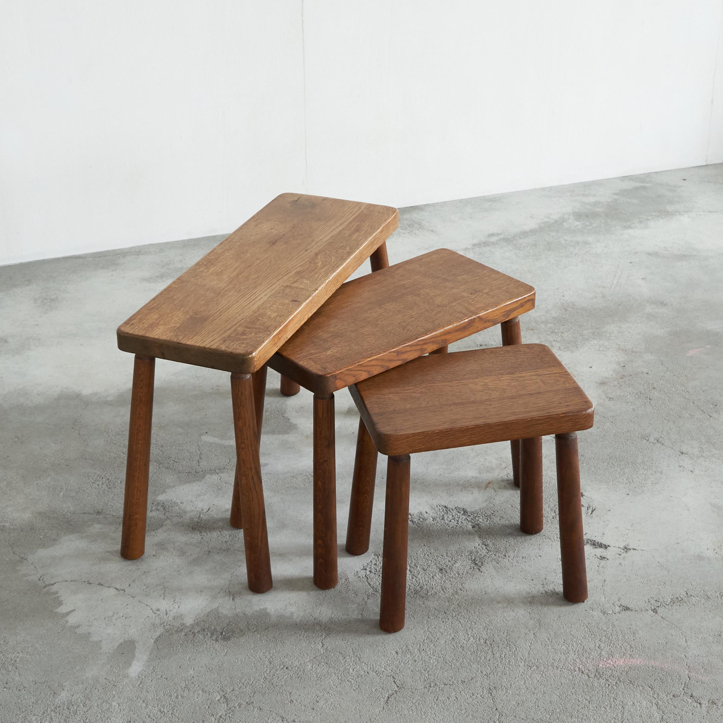 Set di tavolini nidificanti di metà secolo in Oak massiccio in vendita 2
