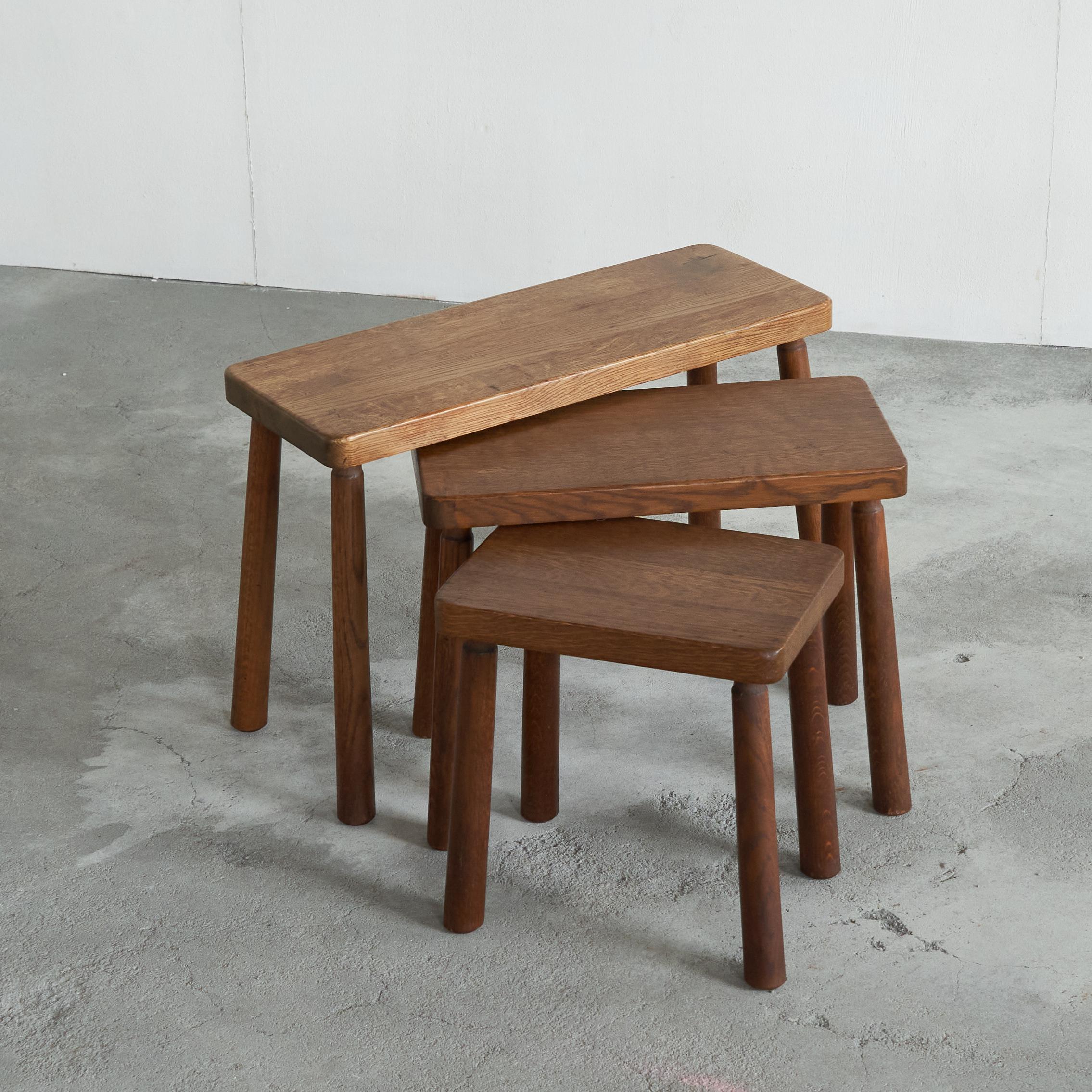 Mid-Century moderno Set di tavolini nidificanti di metà secolo in Oak massiccio in vendita