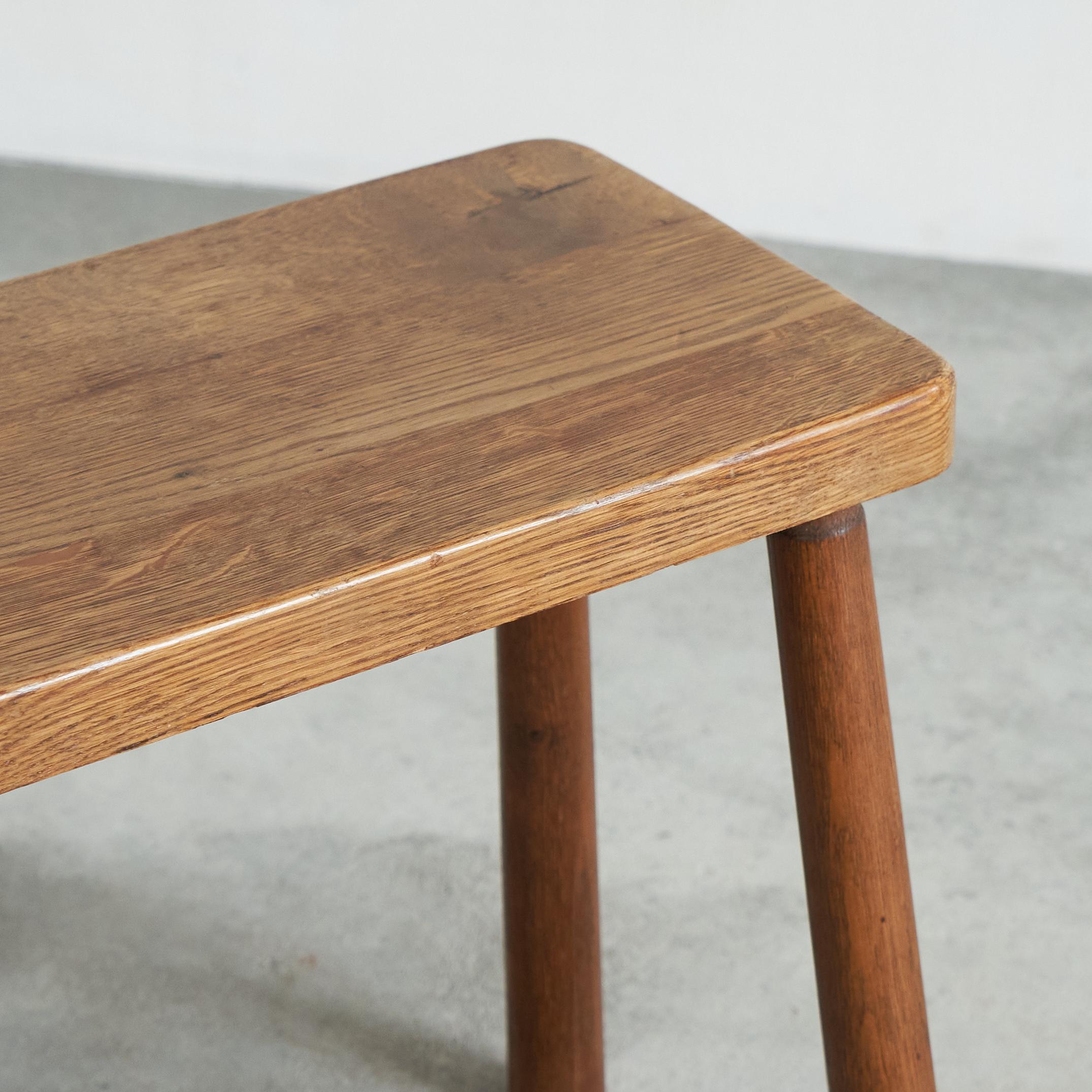 Europeo Set di tavolini nidificanti di metà secolo in Oak massiccio in vendita