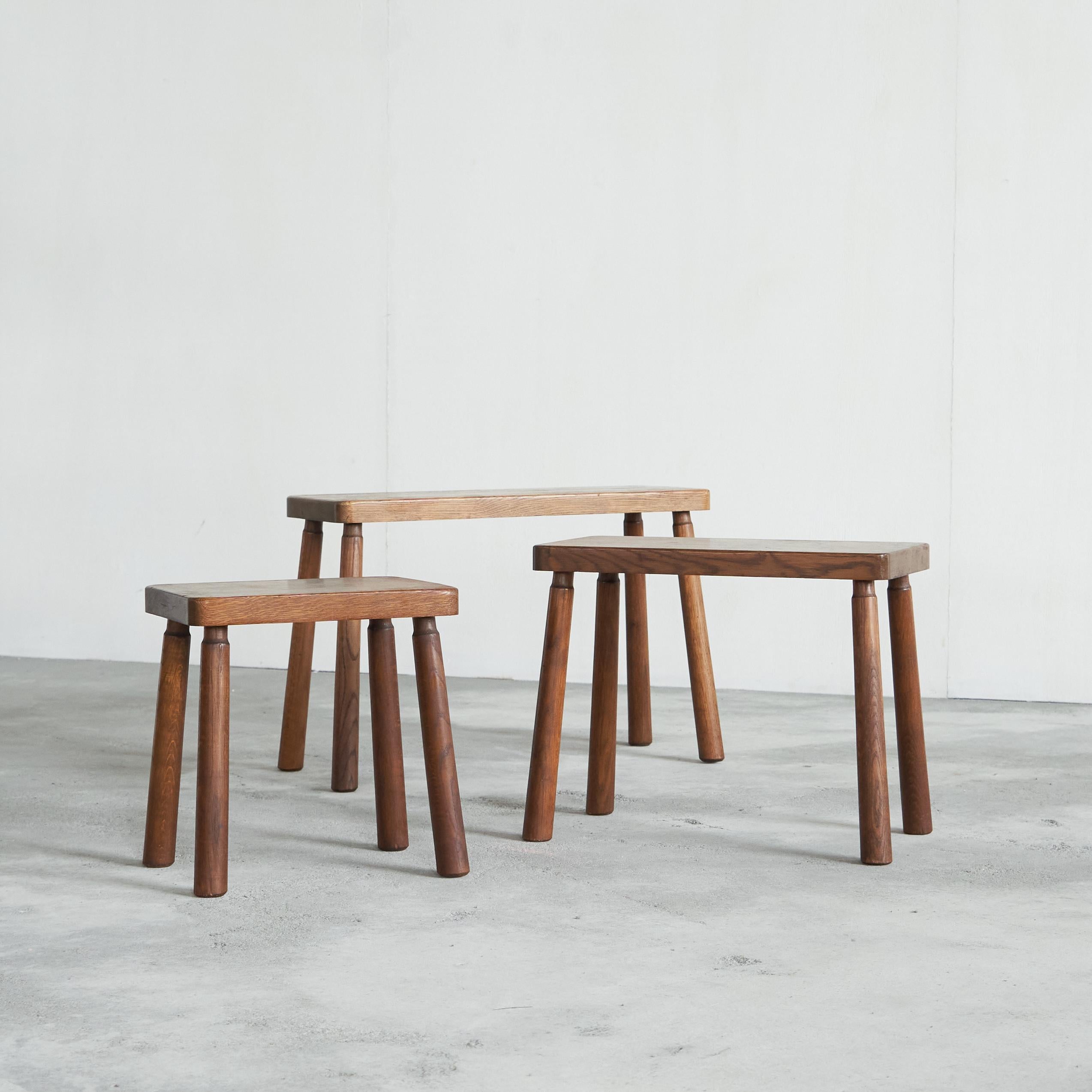 Set di tavolini nidificanti di metà secolo in Oak massiccio In condizioni buone in vendita a Tilburg, NL