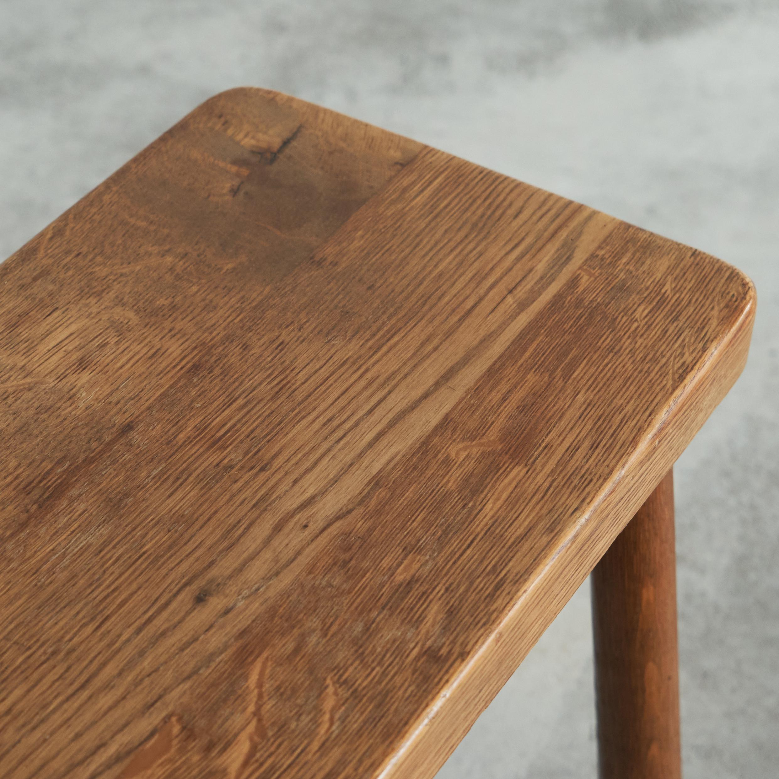 XX secolo Set di tavolini nidificanti di metà secolo in Oak massiccio in vendita