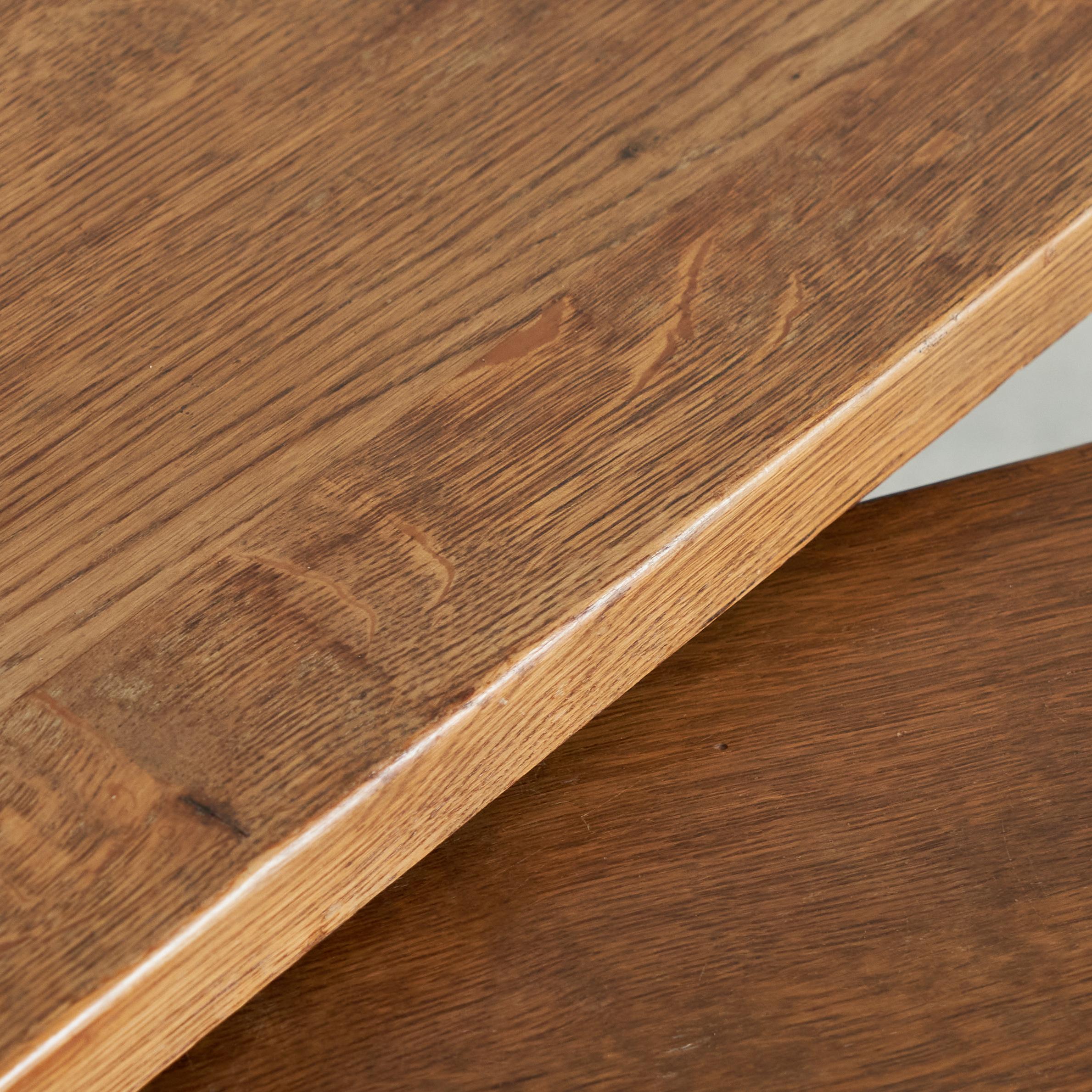 Set di tavolini nidificanti di metà secolo in Oak massiccio in vendita 1