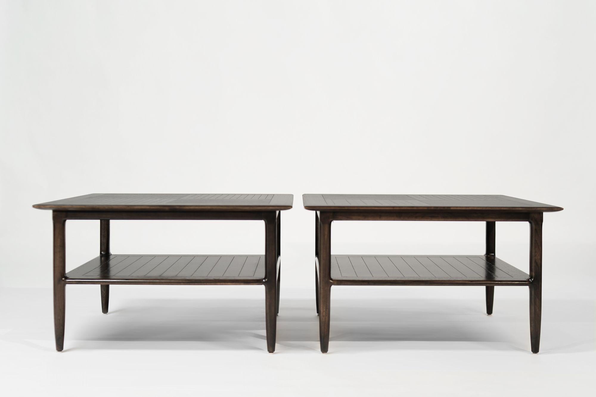 Cet ensemble de tables basses vintage en chêne, par Tomlinson, originellement des années 1950, a été méticuleusement restauré. Chaque table présente un design complexe avec des lattes de bois disposées dans différentes directions, créant un motif