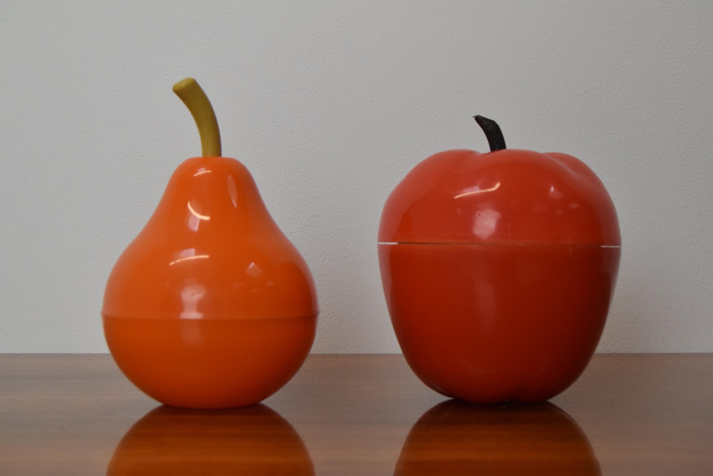 Made in Czechoslovakia
Made of Plastic
Apple measures. Height:19cm, Depth:16, Width:16cm
Pear measures. Height:21cm, Depth:14, Width:14cm
Re-polished
Original condition.