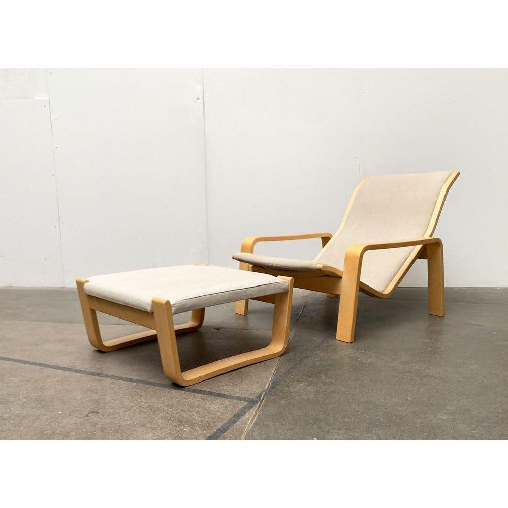 Sedia da salotto con pouf dell'azienda finlandese Asko su disegno di Ilmari Lappalainen degli anni Sessanta.

Un design semplice e funzionale. Si compone di due parti: il telaio e la seduta o area di riposo. Il sedile dalla forma ergonomica si