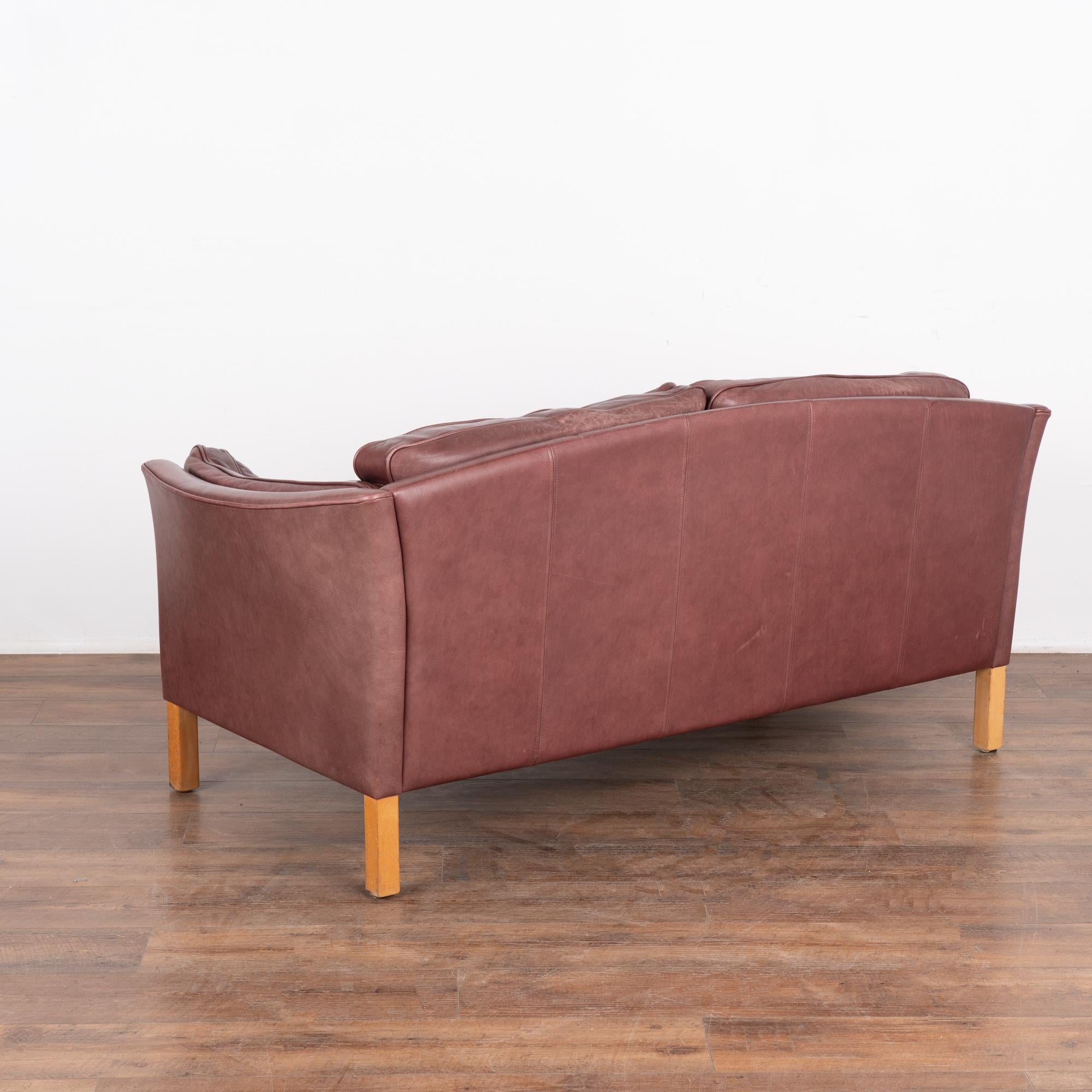 Set of Mid Century Purple Leather 3 Seat Sofa & 2 Seat Loveseat, Denmark 1960-70 For Sale 5