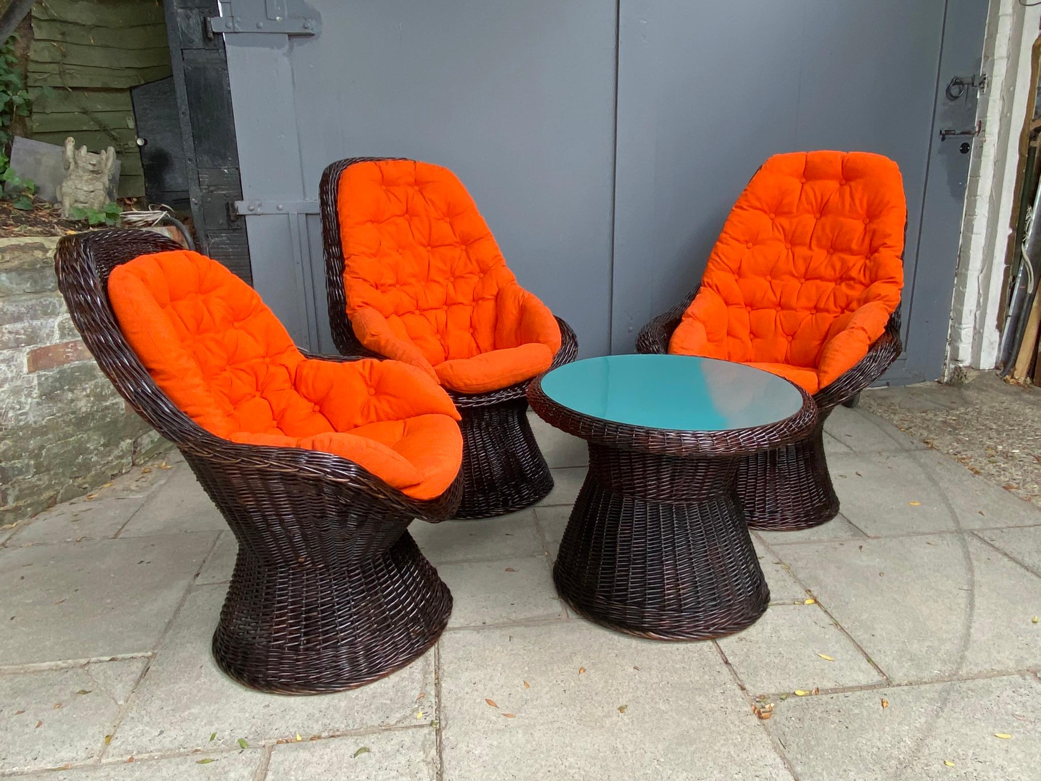 Laqué Ensemble de tables et chaises en osier et rotin du milieu du siècle par Noordwolde, néerlandais, années 1970 en vente