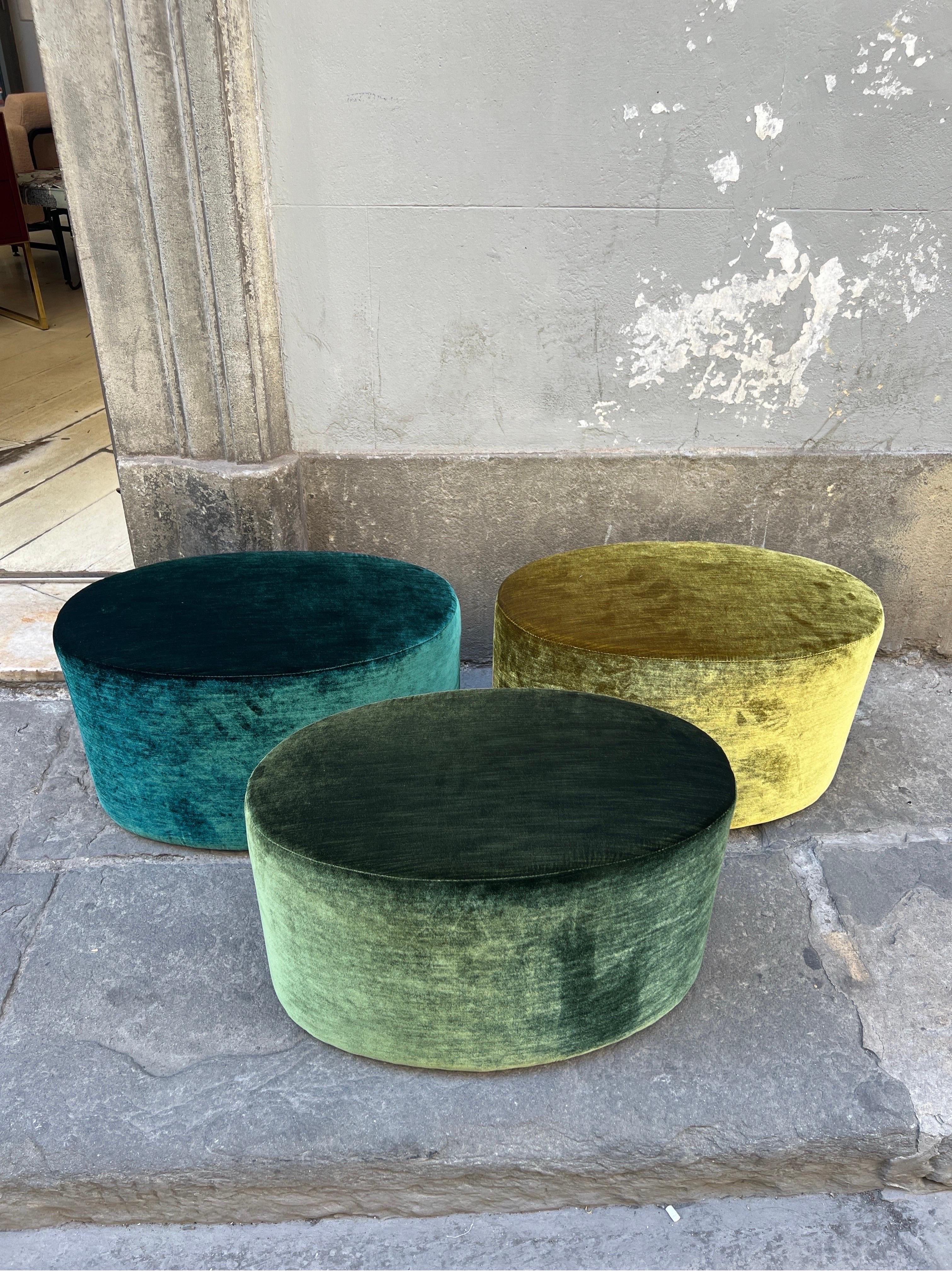 Set of Mid-Century Round Coffee Table and Three Green Velvet Foldaway Poufs 10