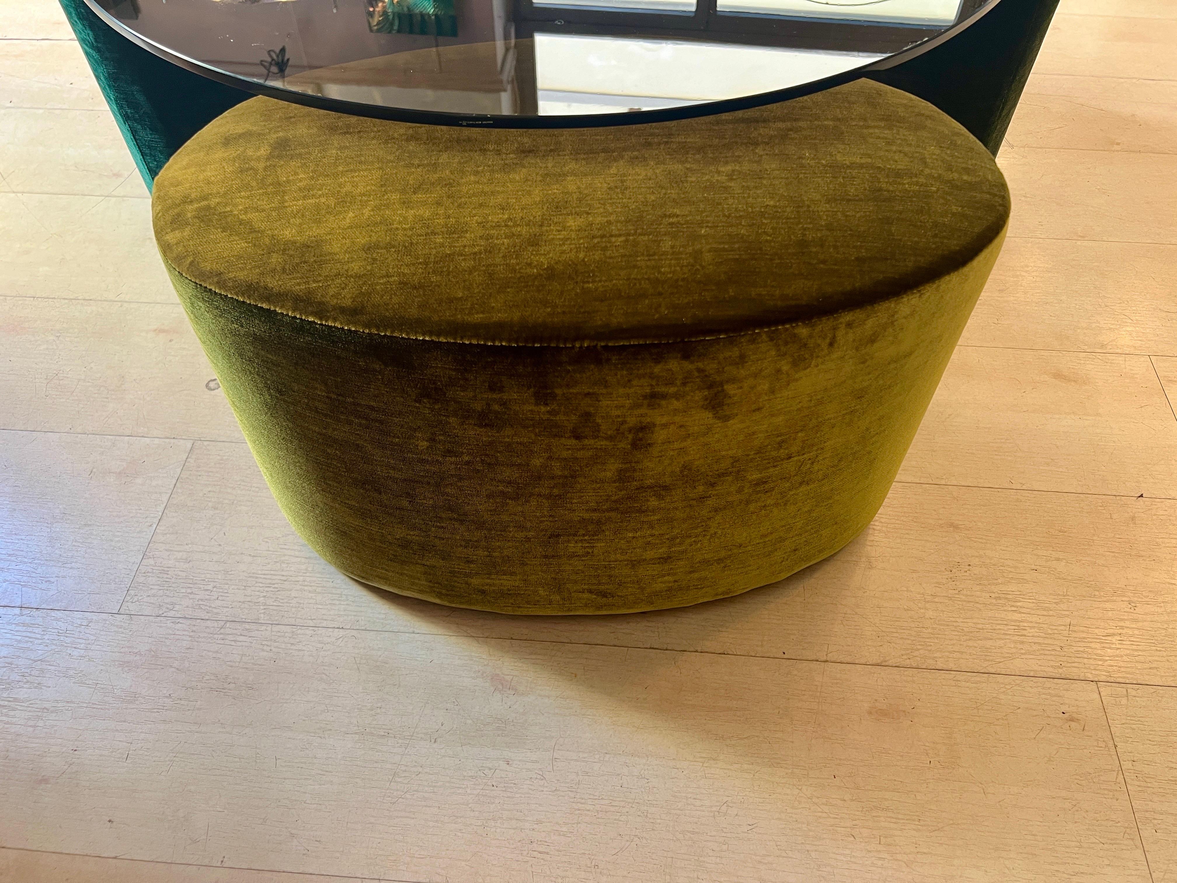 Set of Mid-Century Round Coffee Table and Three Green Velvet Foldaway Poufs In Good Condition In Florence, IT