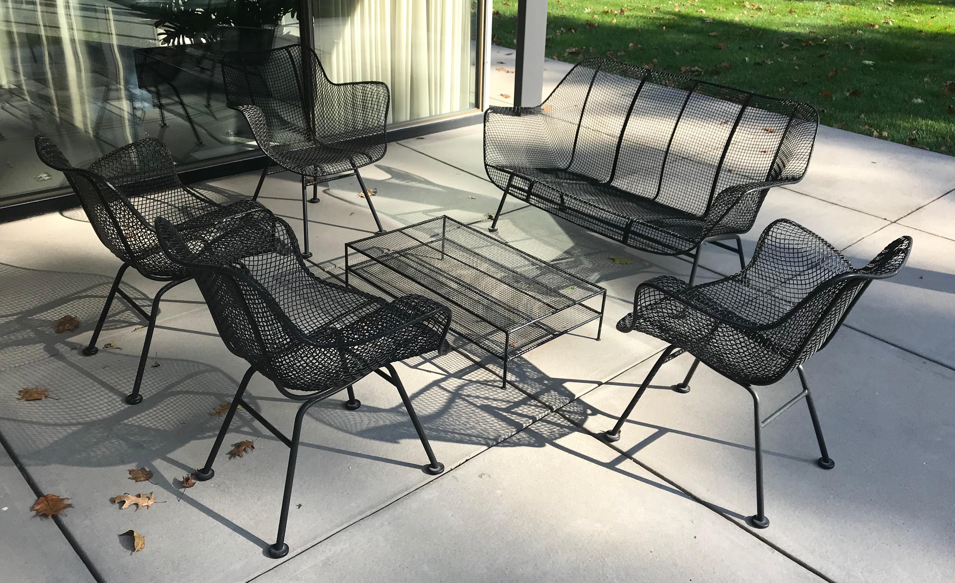 Great set of Russell Woodard Sculptura series patio furniture, 1950s. Consists of settee with four armrest lounge chairs. Light gray Sunbrella cushions and pillows included. Two low height coffee tables also included, they are not Russell Woodard