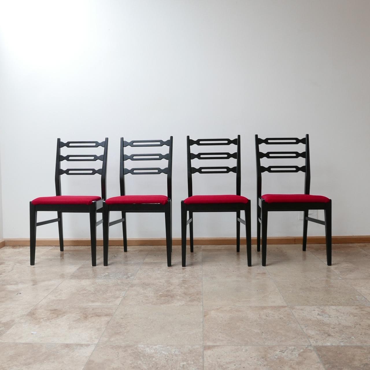 Ebanizzato Set di 4 sedie da pranzo scandinave del Medioevo in vendita