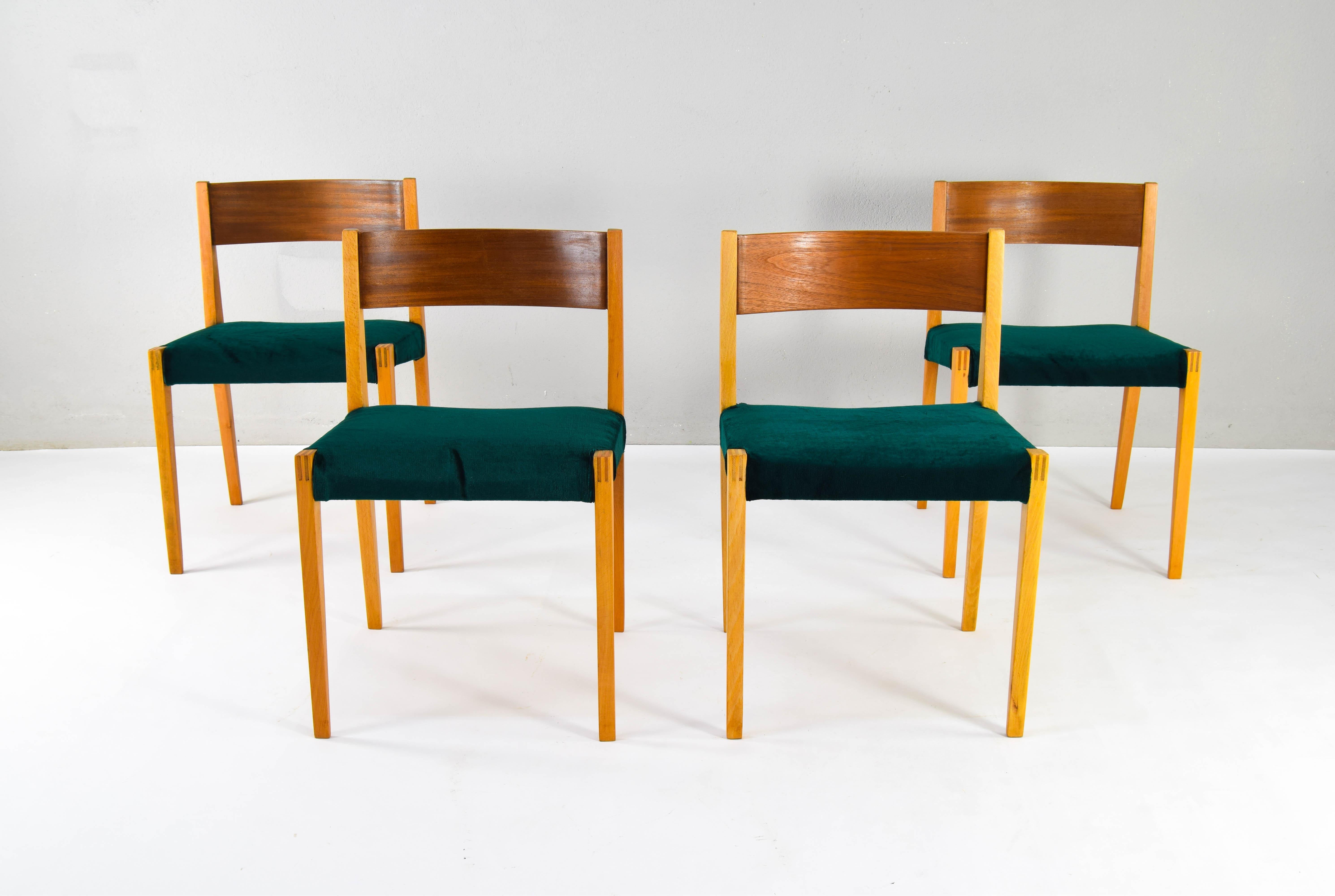 Exceptional and very rare Pia chairs.
This set of four chairs has the peculiarity of having its backrest made of teak and its legs made of beech.
They could perhaps be an old prototype.
Upholstered in a beautiful green velvet.
They are in good